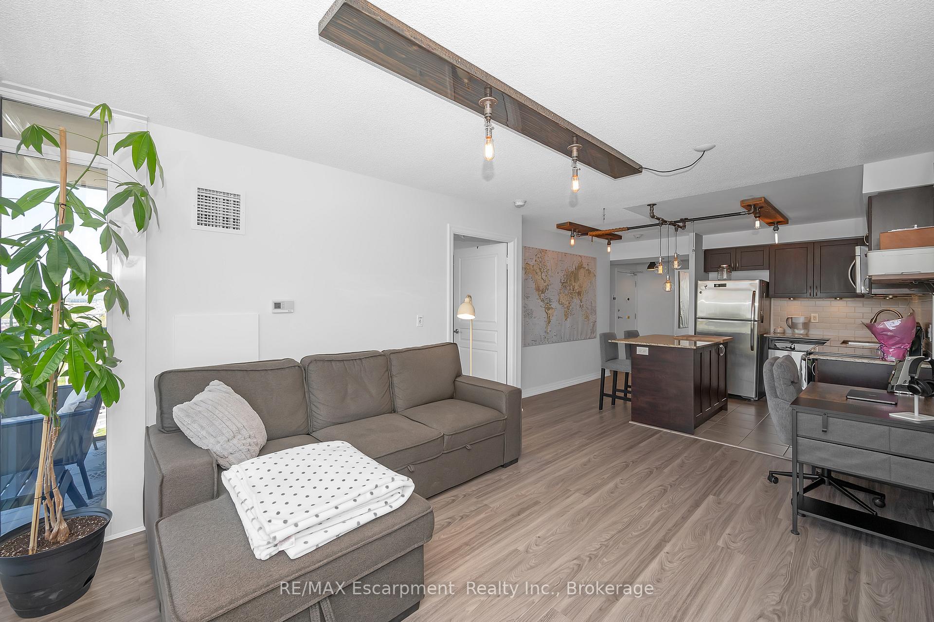 2 Bedrooms Condo at 1940 Ironstone, Burlington For sale