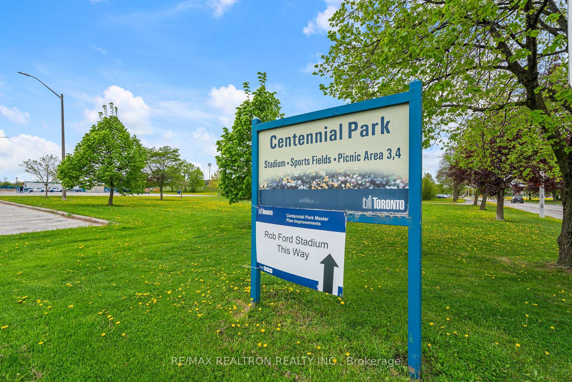 4 Bedrooms Condo at 19 Centennial Park, Toronto For sale