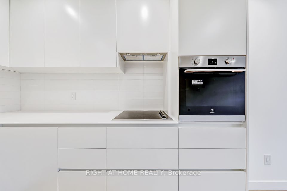 1082 St. Clair