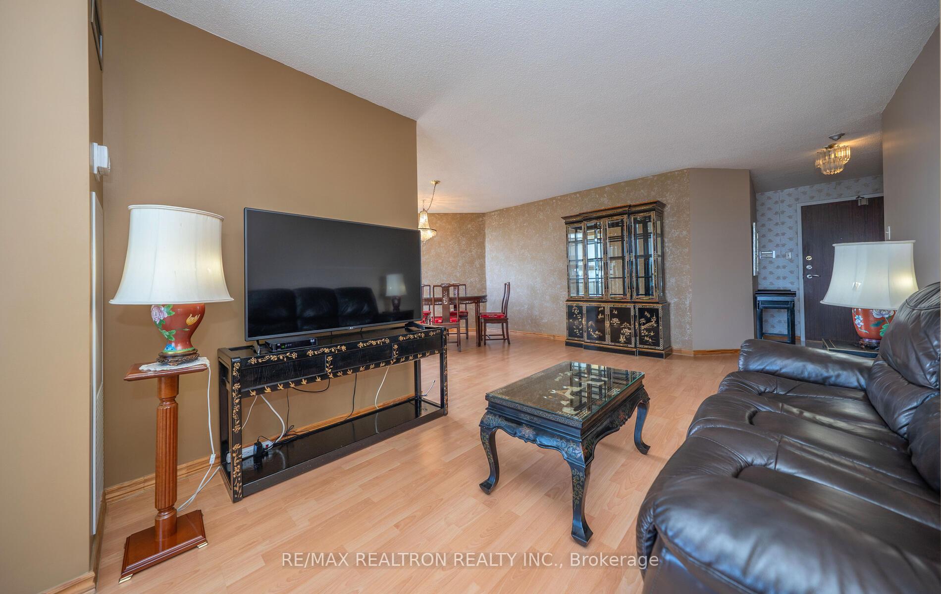 2 Bedrooms Condo at 7420 Bathurst, Vaughan For sale