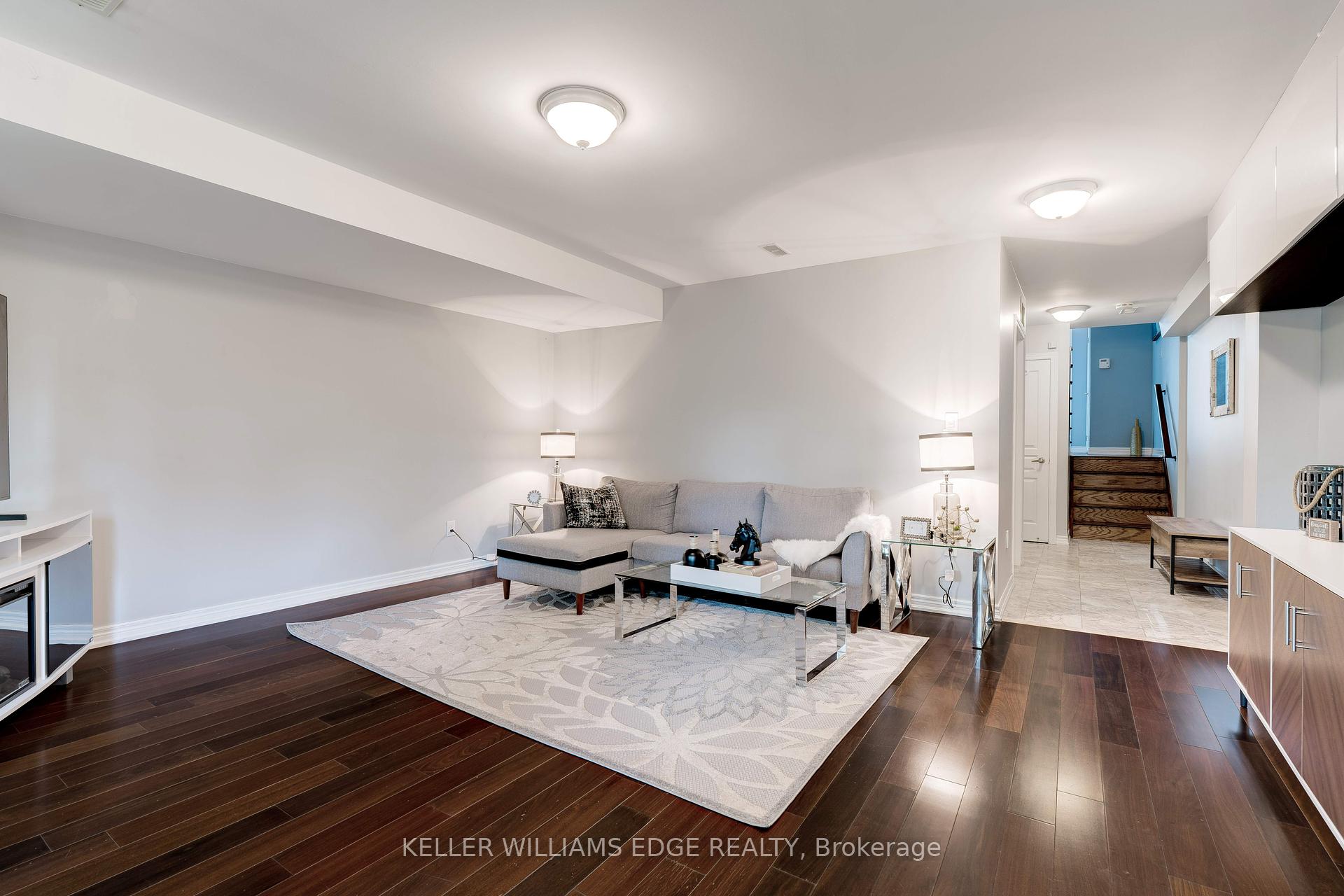 3 Bedrooms Condo at 230 Paisley, Mississauga For sale
