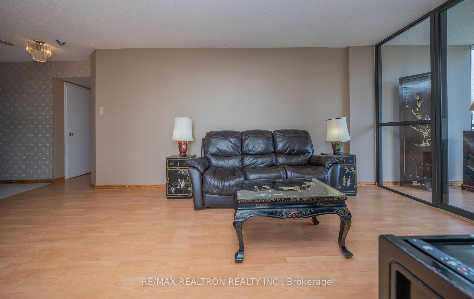 2 Bedrooms Condo at 7420 Bathurst, Vaughan For sale