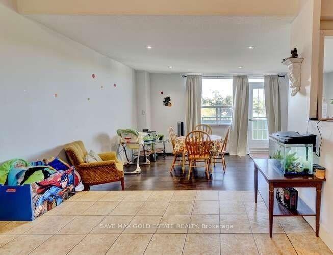 3 Bedrooms Condo at 49 Queen, Mississauga For sale