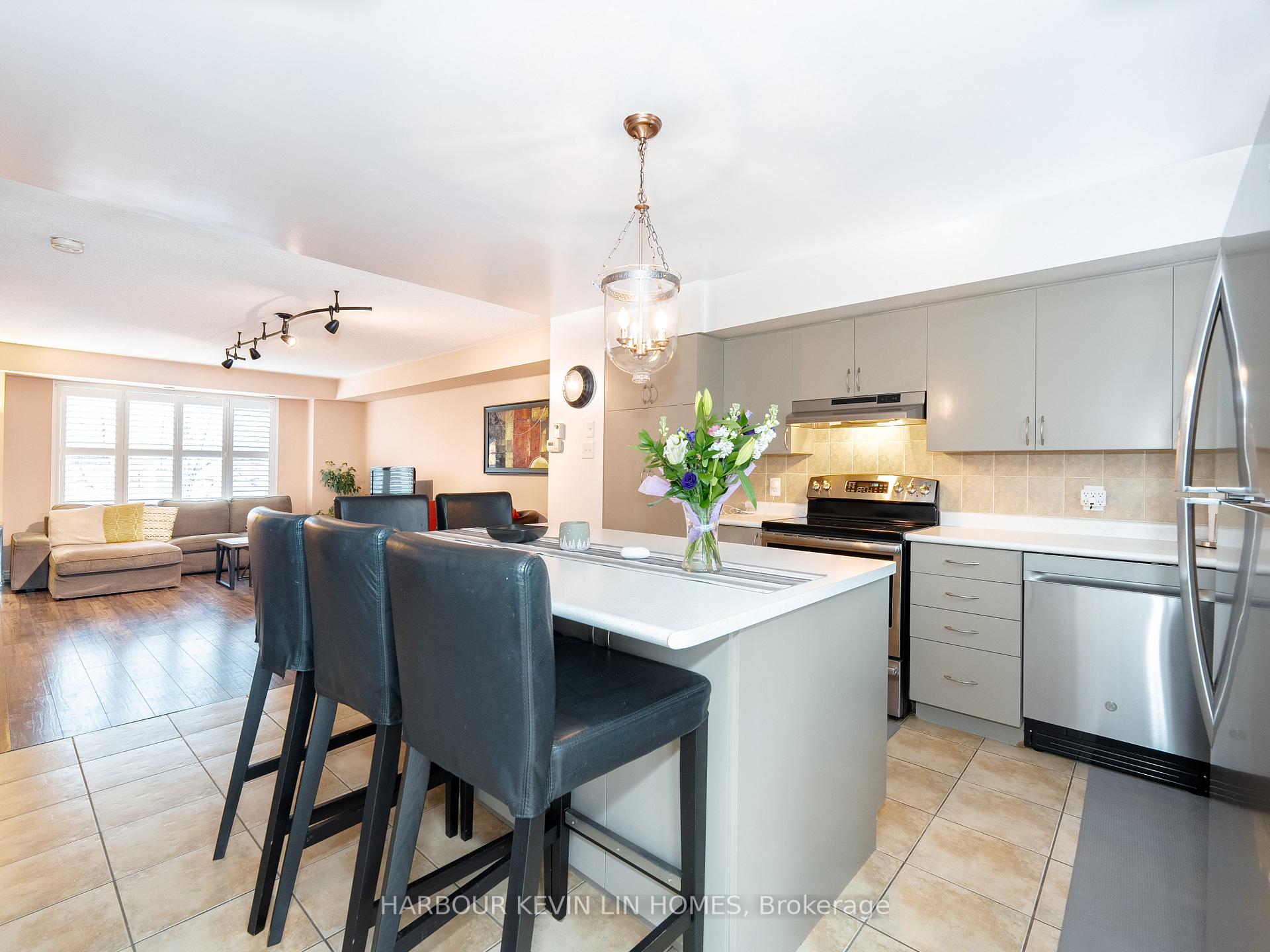 3 Bedrooms Condo at 4975 Southampton, Mississauga For sale