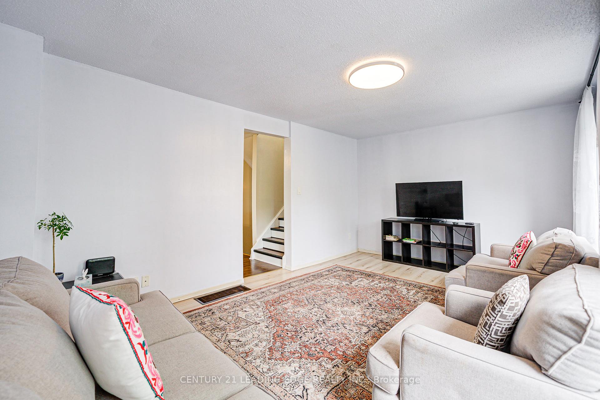 5 Bedrooms Condo at 25 Collinsgrove, Toronto For sale