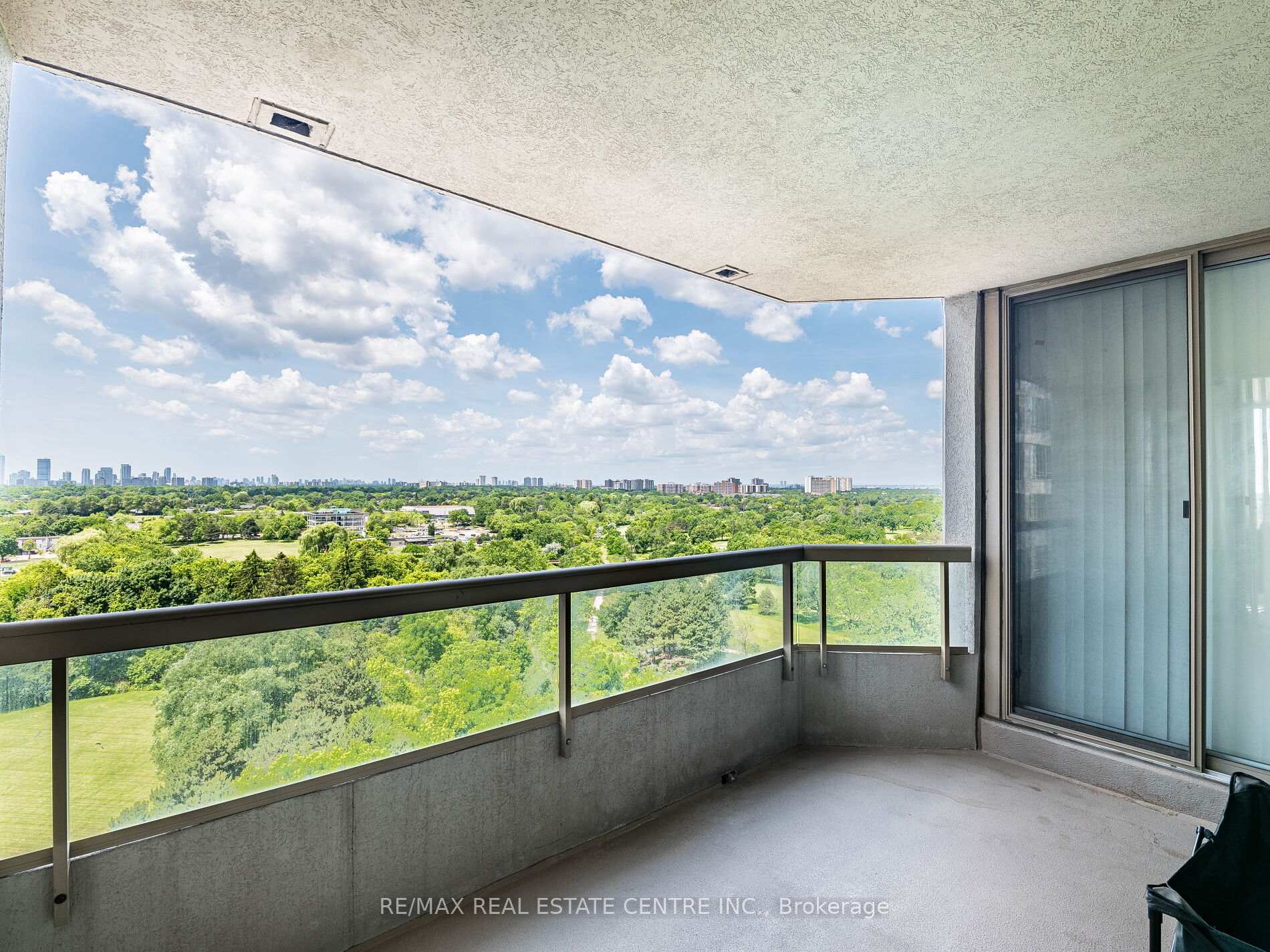 3 Bedrooms Condo at 168 Bonis, Toronto For sale
