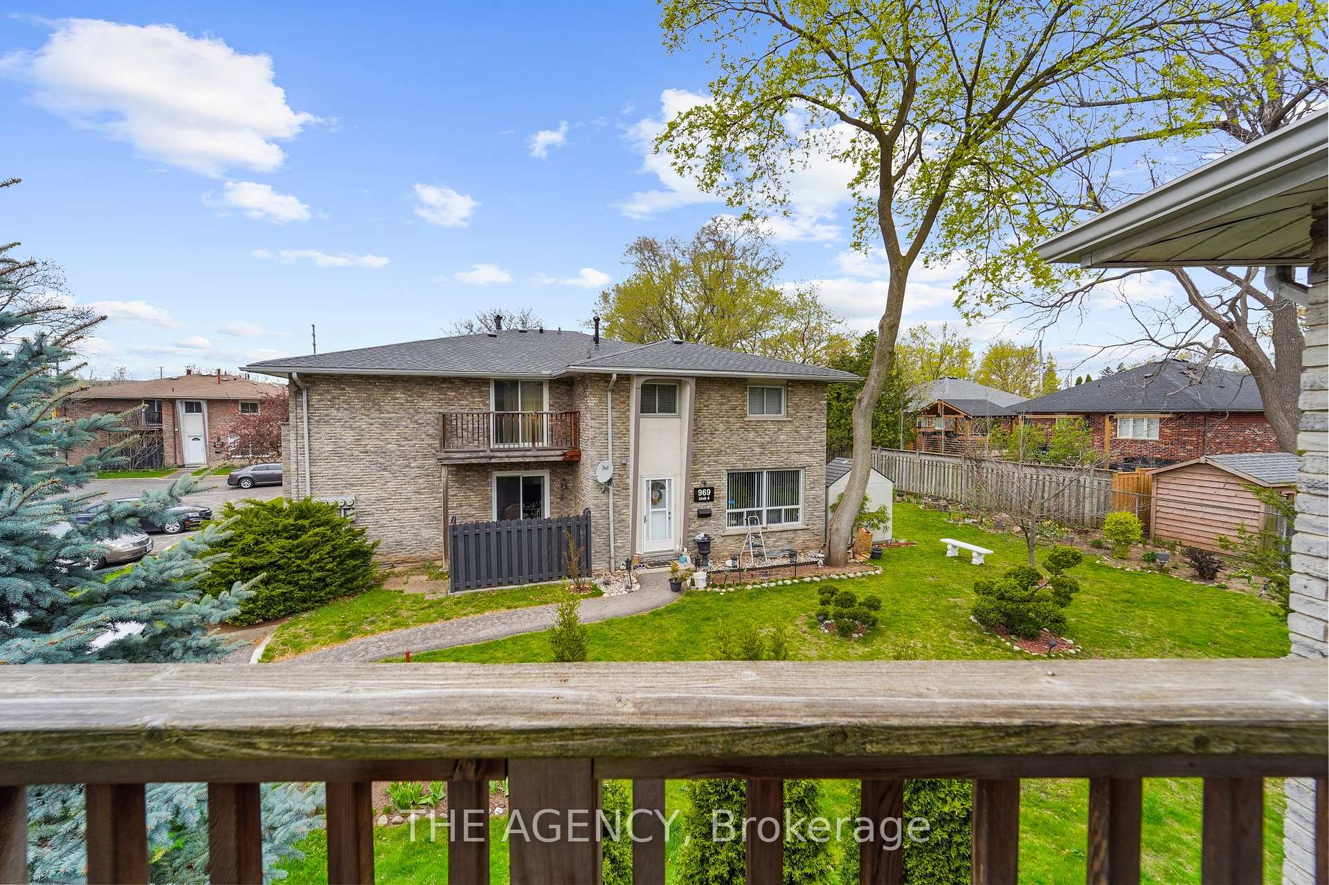 3 Bedrooms Condo at 965 Francis, Burlington For sale