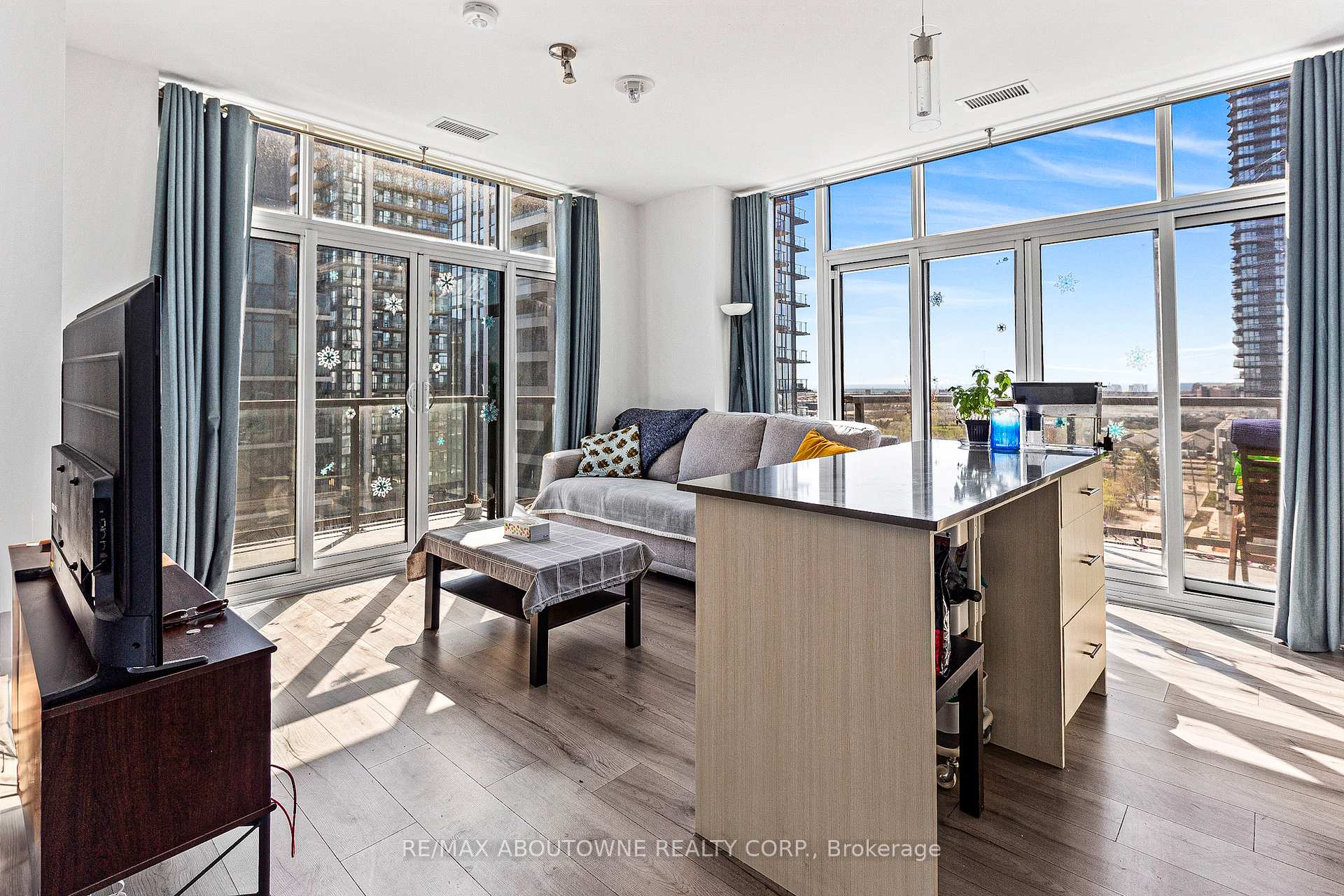 3 Bedrooms Condo at 1195 The Queensway, Toronto For sale