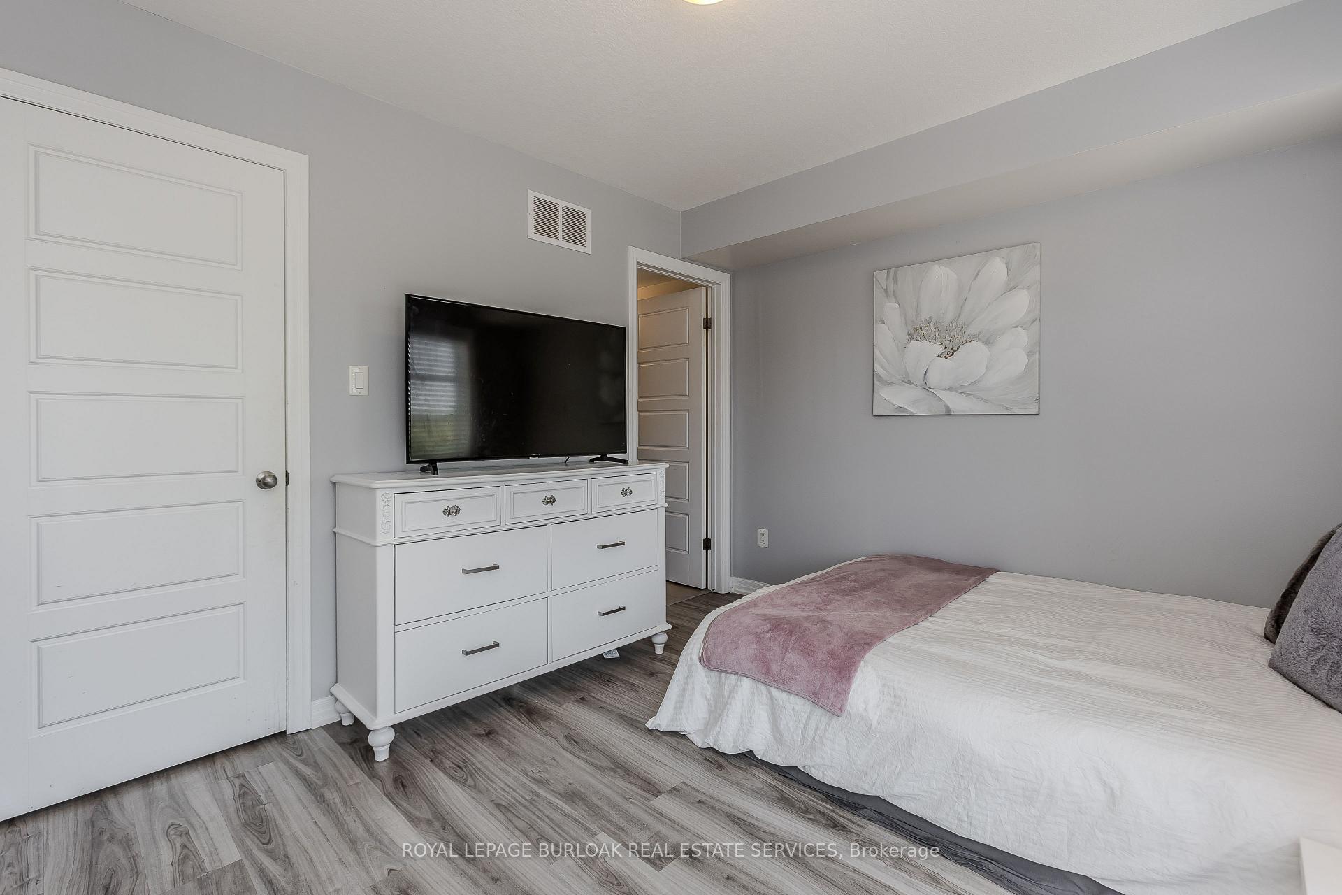2 Bedrooms Condo at 70 Plains, Burlington For sale