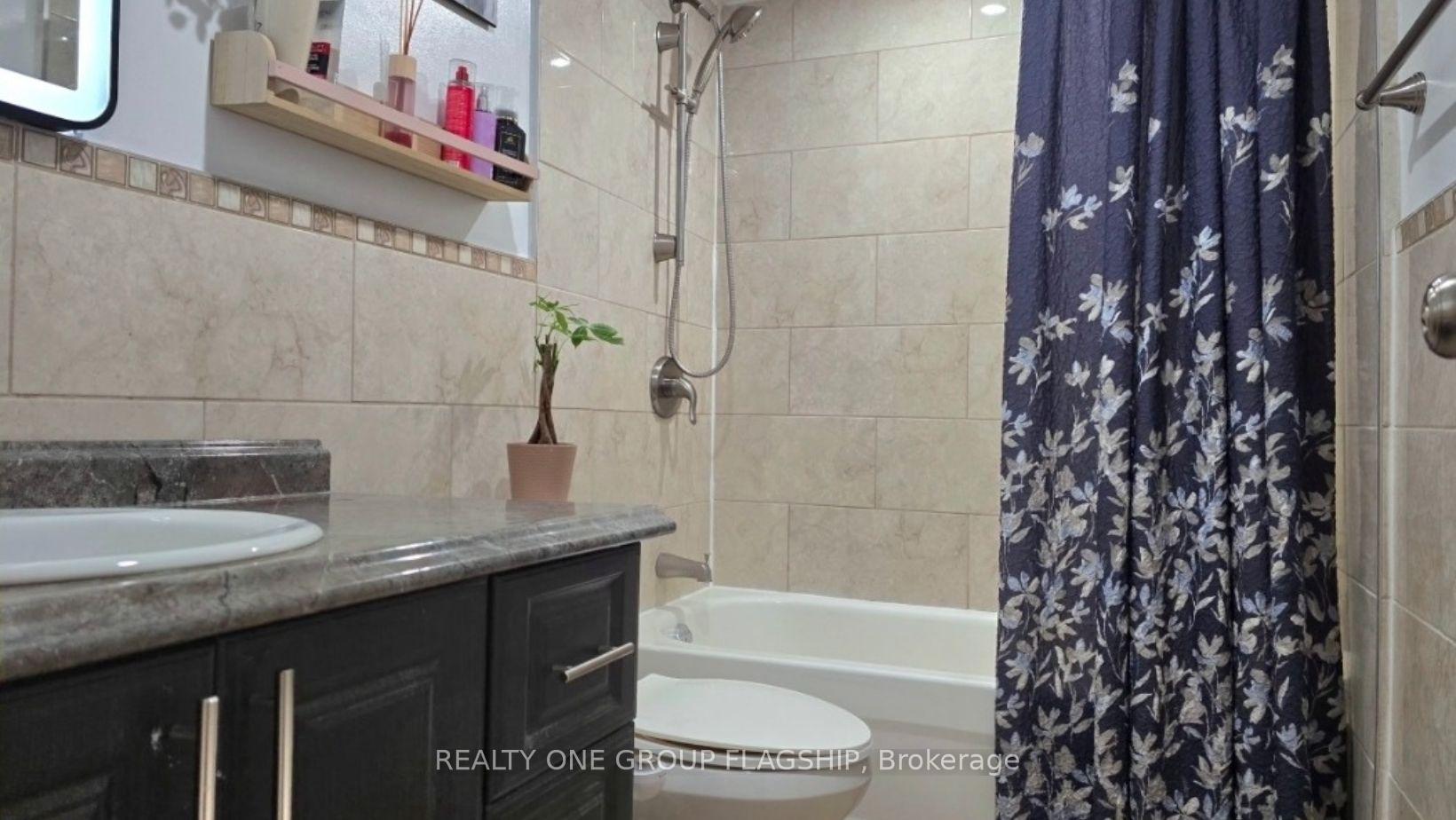 3 Bedrooms Condo at 10 Edgecliff,  Toronto For sale