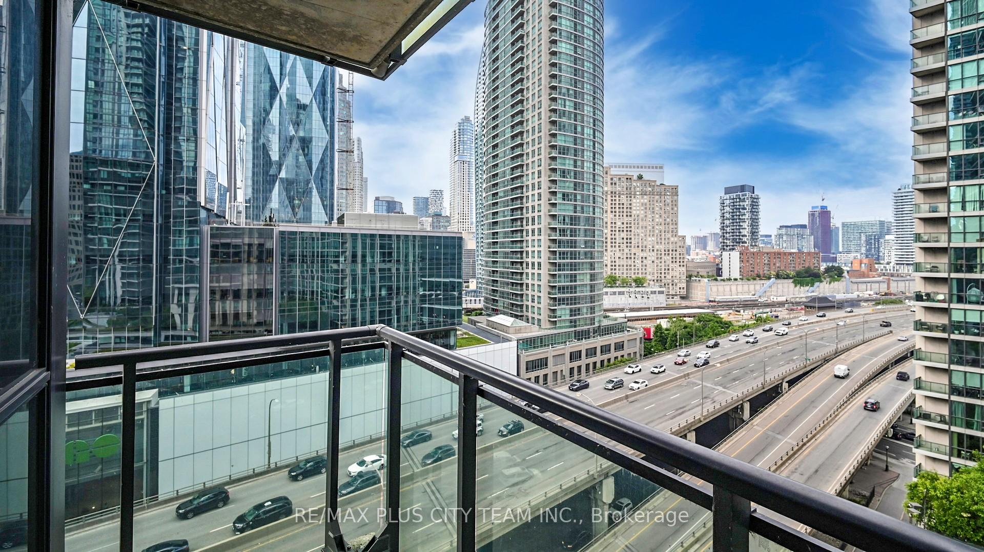 2 Bedrooms Condo at 18 Harbour, Toronto For sale
