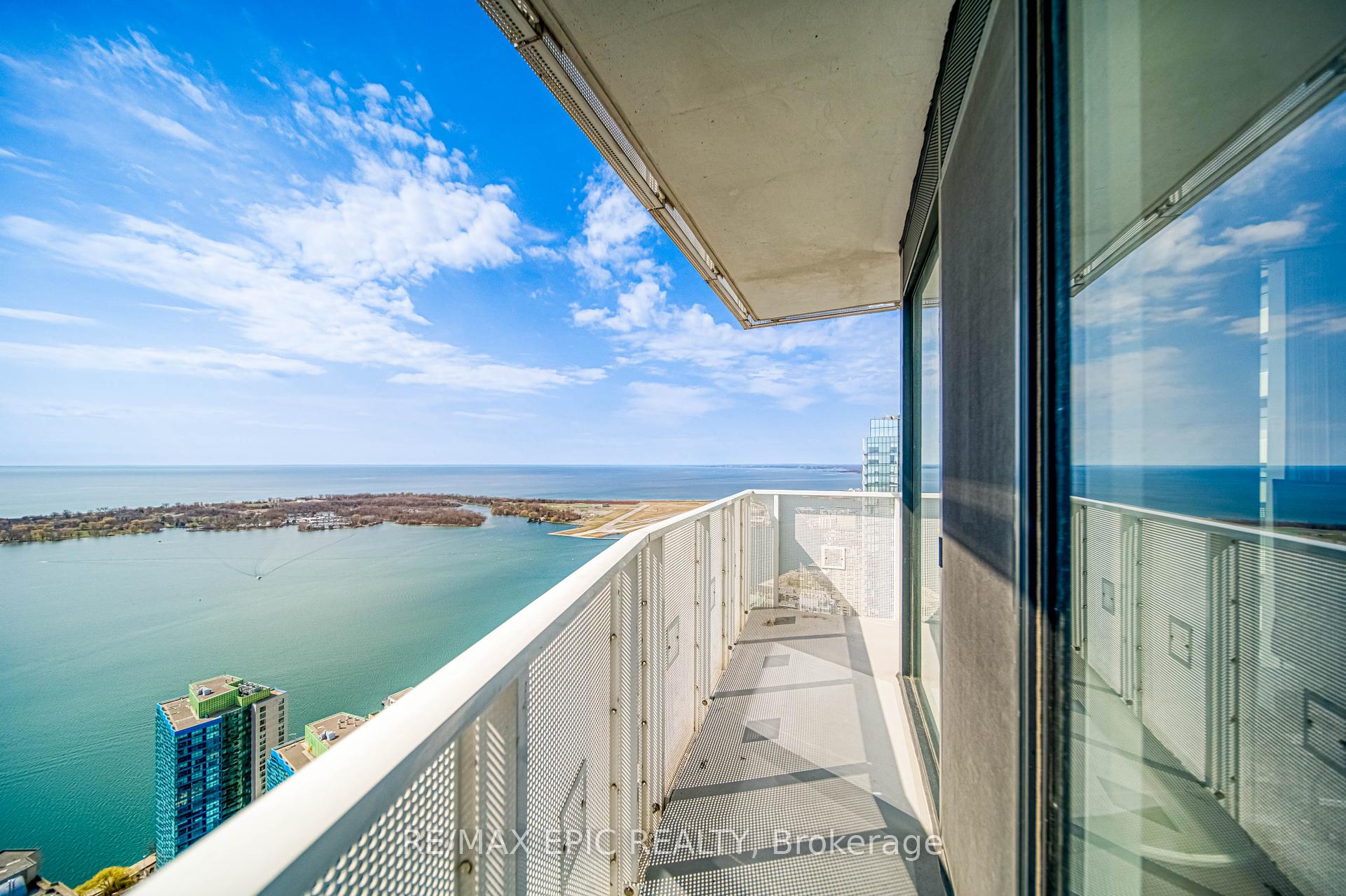3 Bedrooms Condo at 88 Harbour,  Toronto For sale