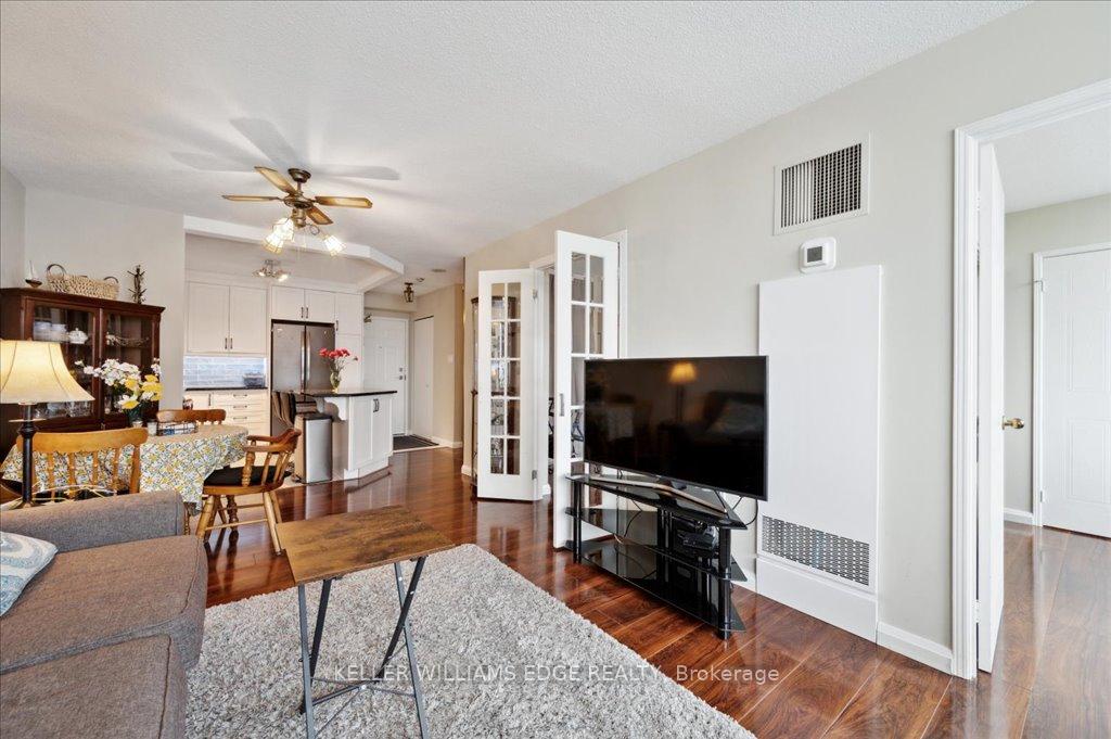 2 Bedrooms Condo at 1270 Maple Crossing, Burlington For sale