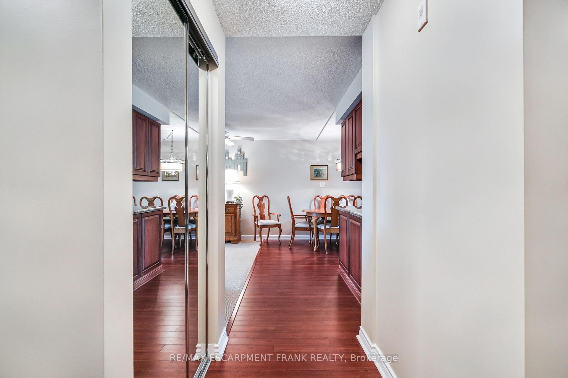 2 Bedrooms Condo at 970 Golf Links,  Hamilton For sale