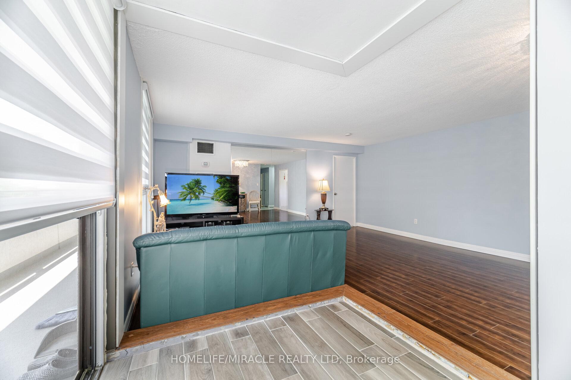 3 Bedrooms Condo at 1320 Mississauga valley, Mississauga For sale