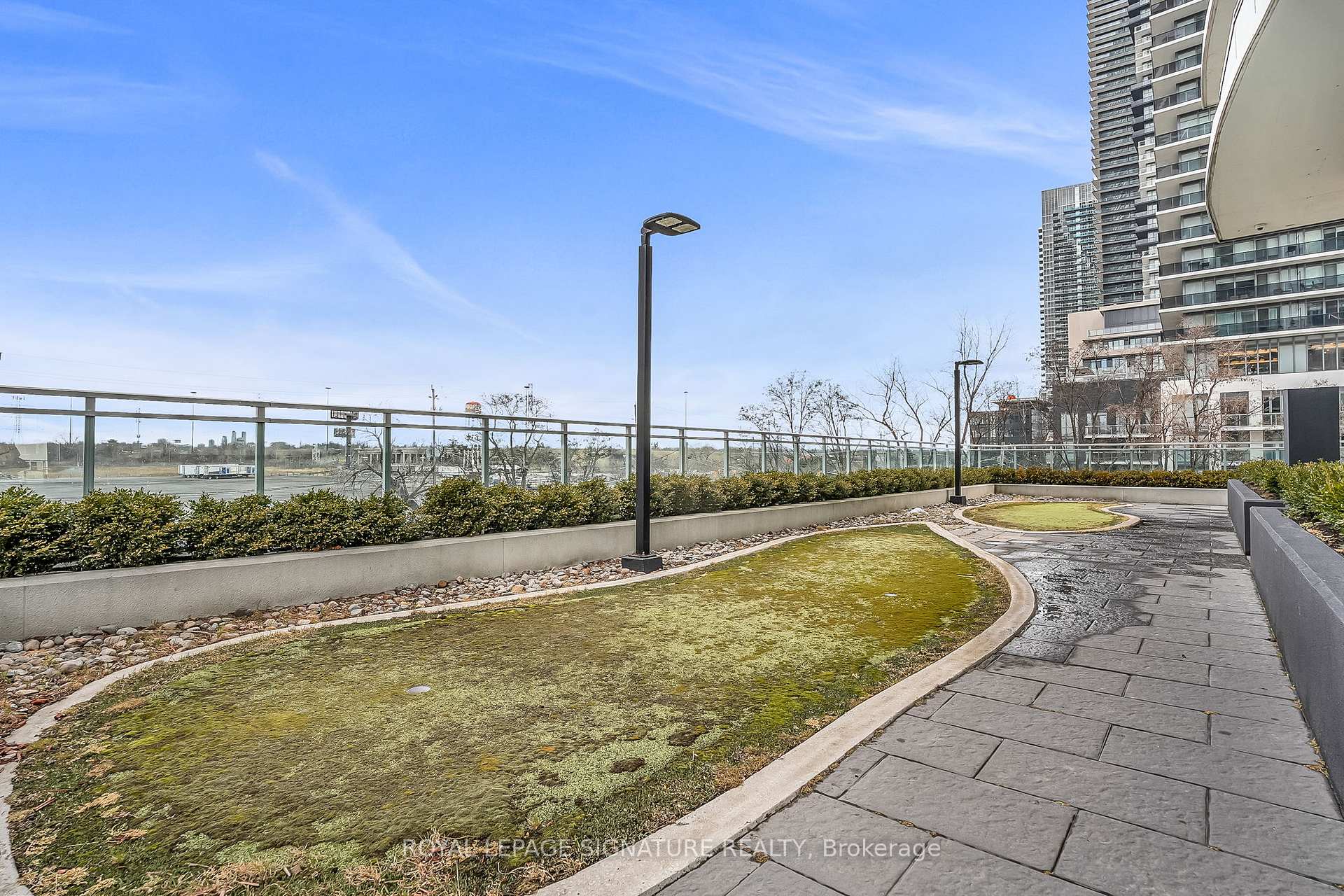1 Bedroom Condo at 33 Shore Breeze,  Toronto For sale