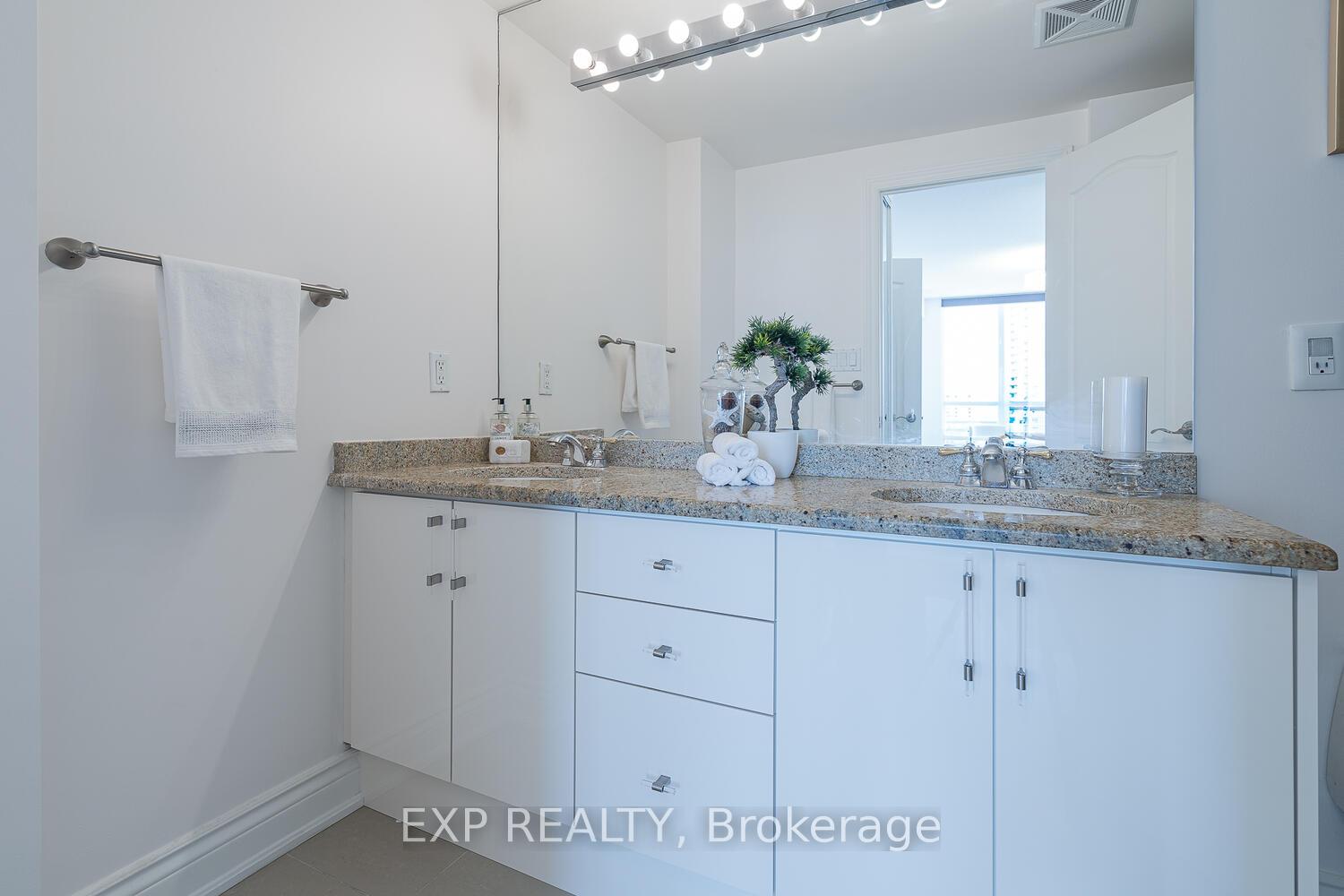 3 Bedrooms Condo at 88 Promenade, Vaughan For sale