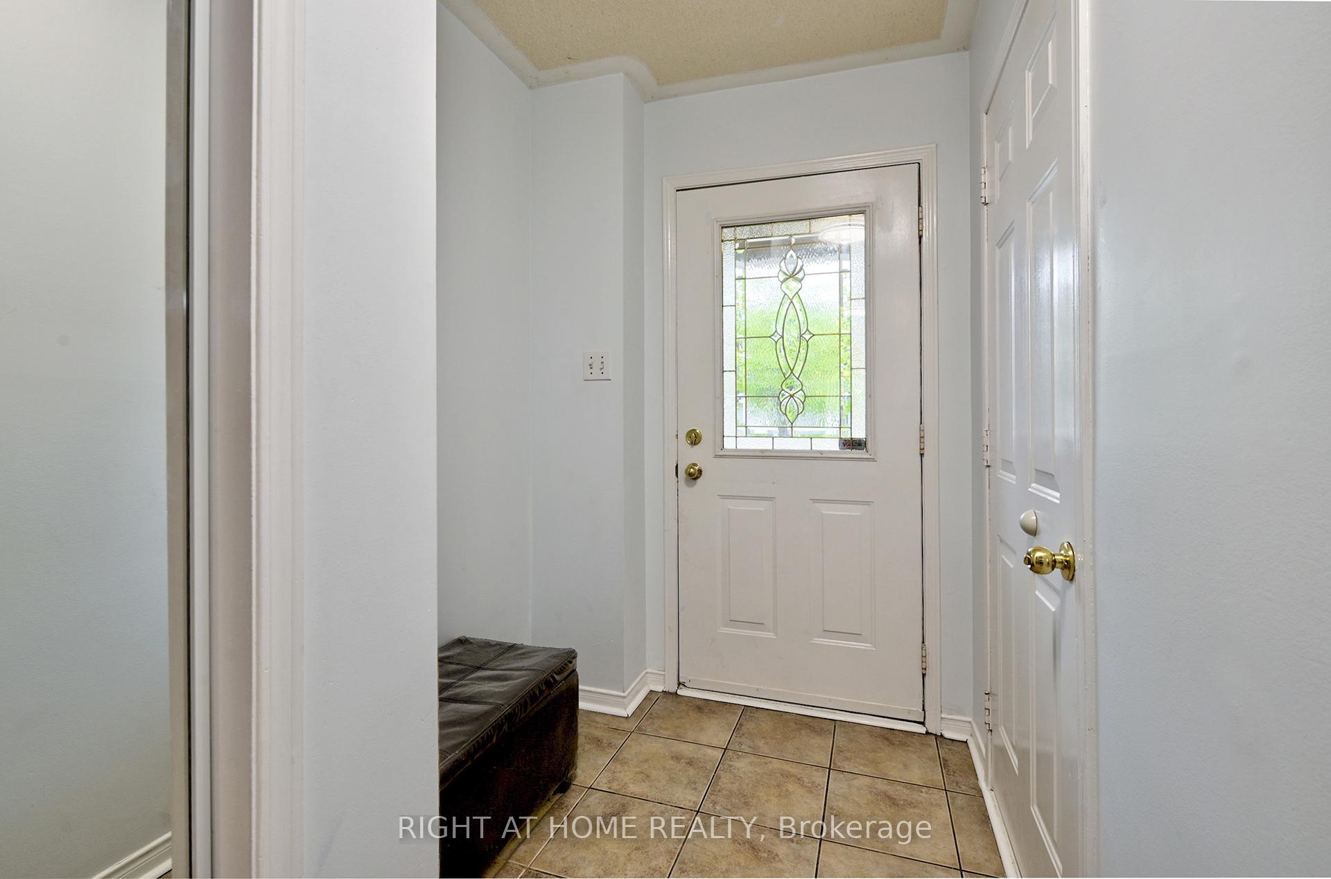 3 Bedrooms Condo at 4600 Kimbermount, Mississauga For sale