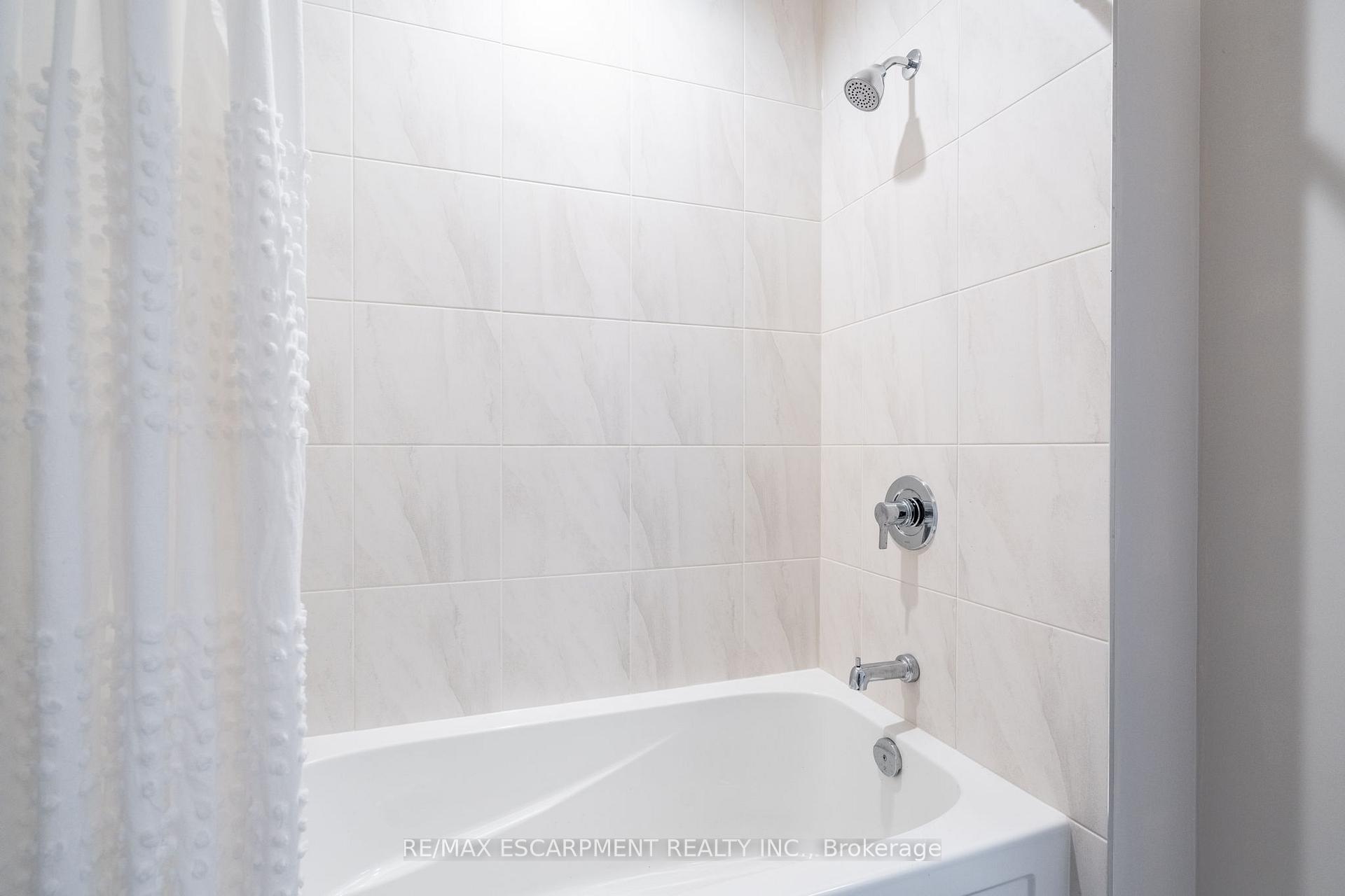2 Bedrooms Condo at 1 Redfern, Hamilton For sale