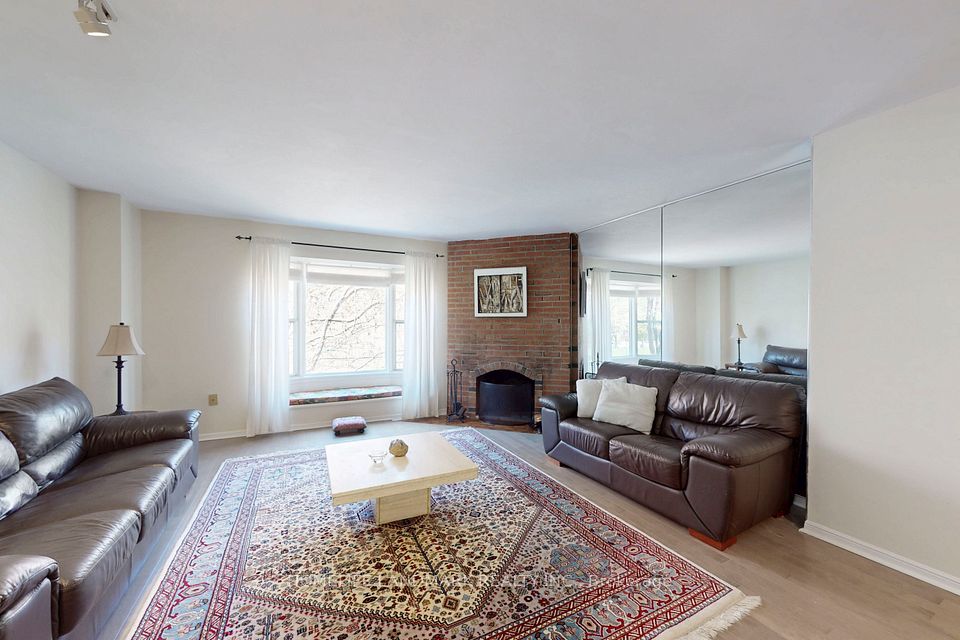 4 Longboat Avenue, Toronto, ON M5A 4E1