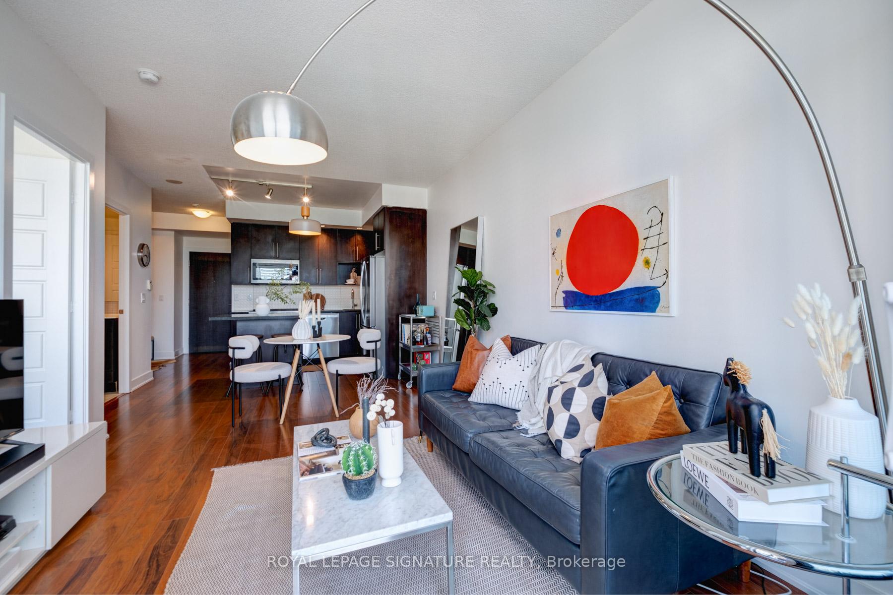 2 Bedrooms Condo at 28 Linden, Toronto For sale