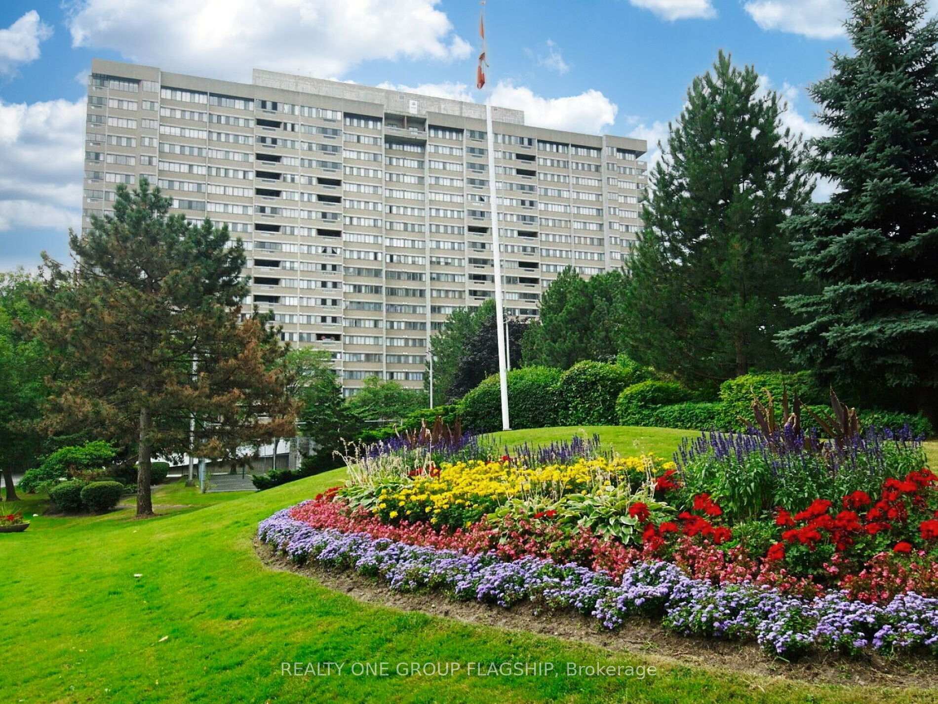 2 Bedrooms Condo at 50 Elm, Mississauga For sale