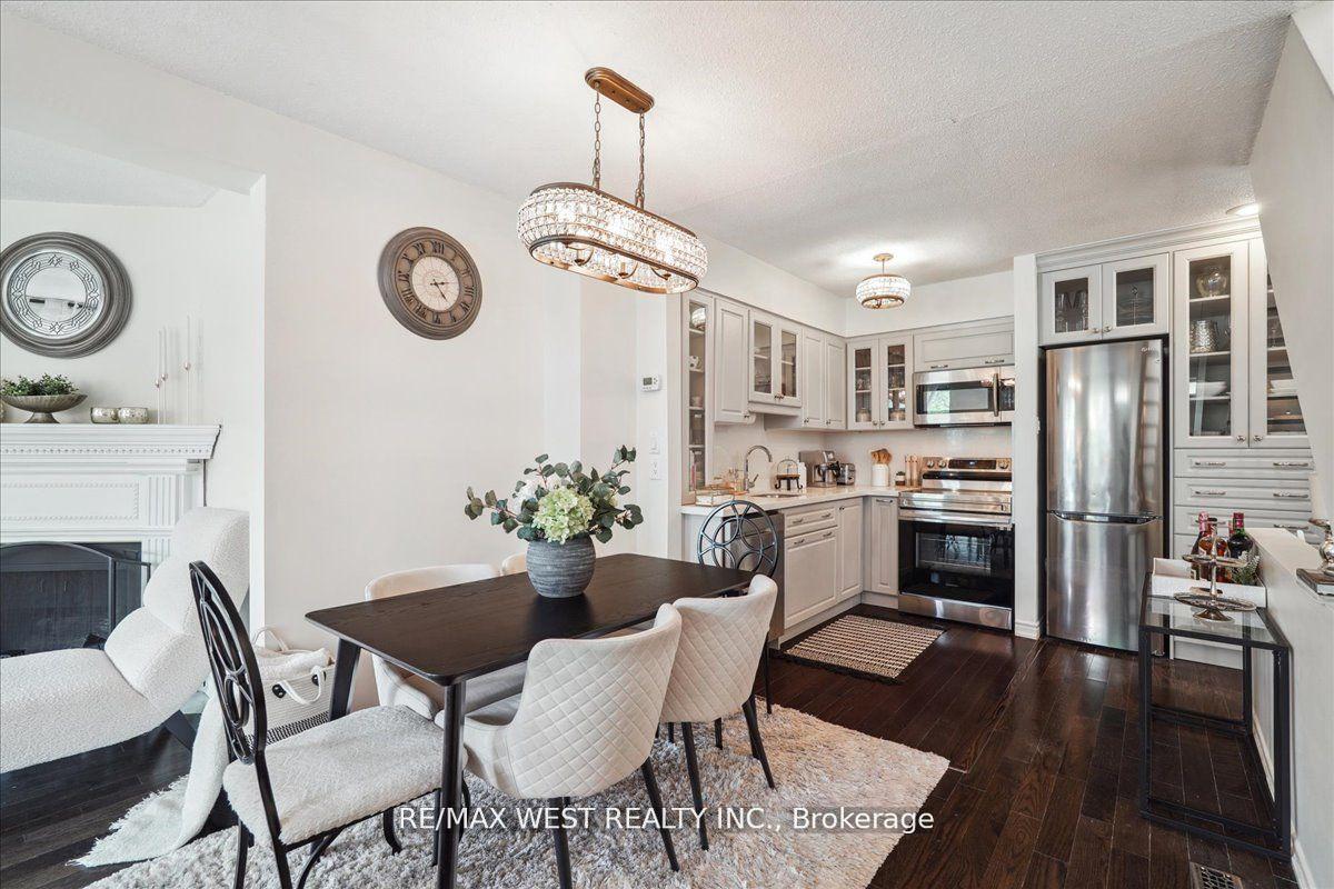 2 Bedrooms Condo at 69 Upper Canada,  Toronto For sale