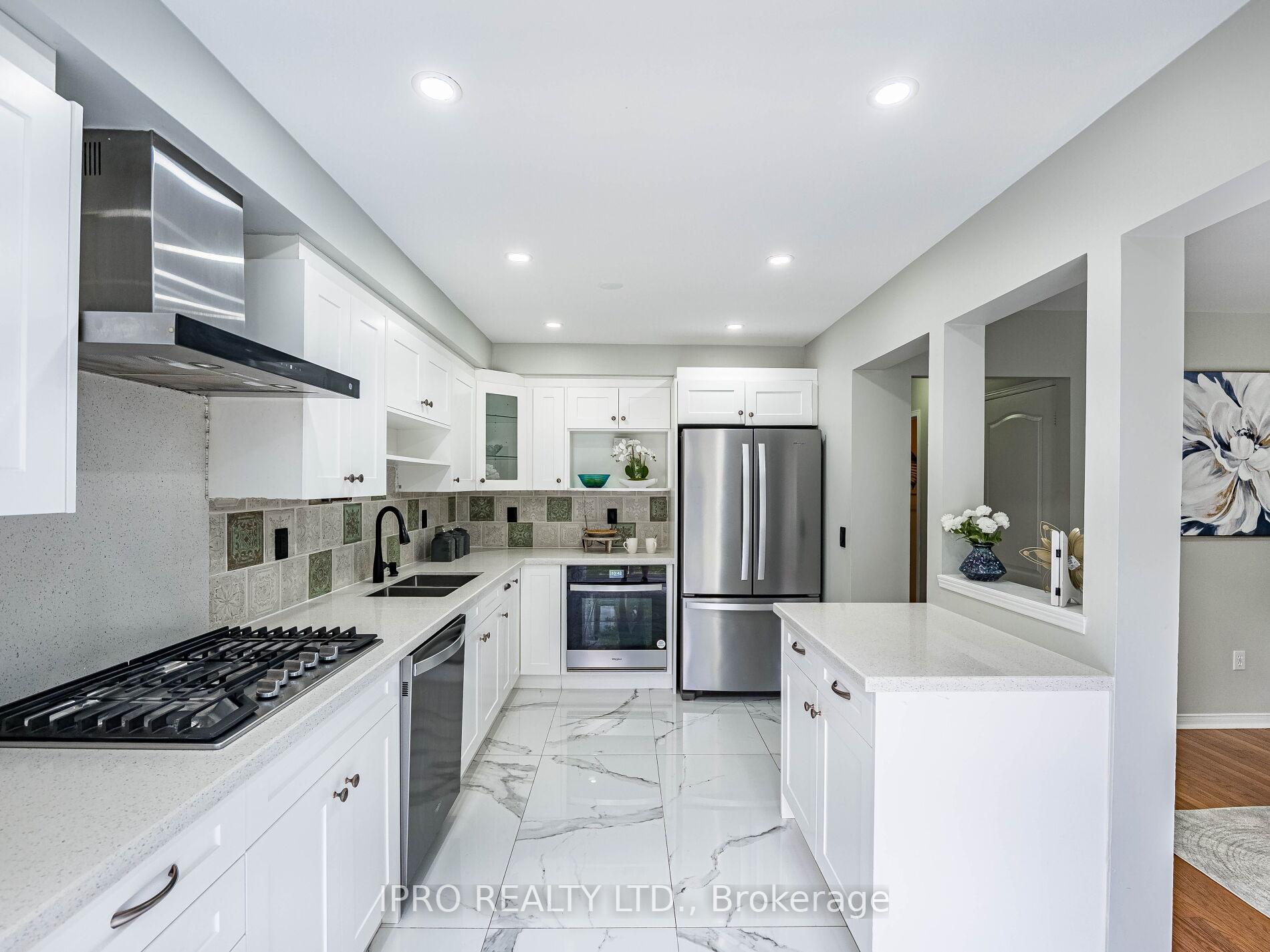 4 Bedrooms Condo at 833 Scollard, Mississauga For sale
