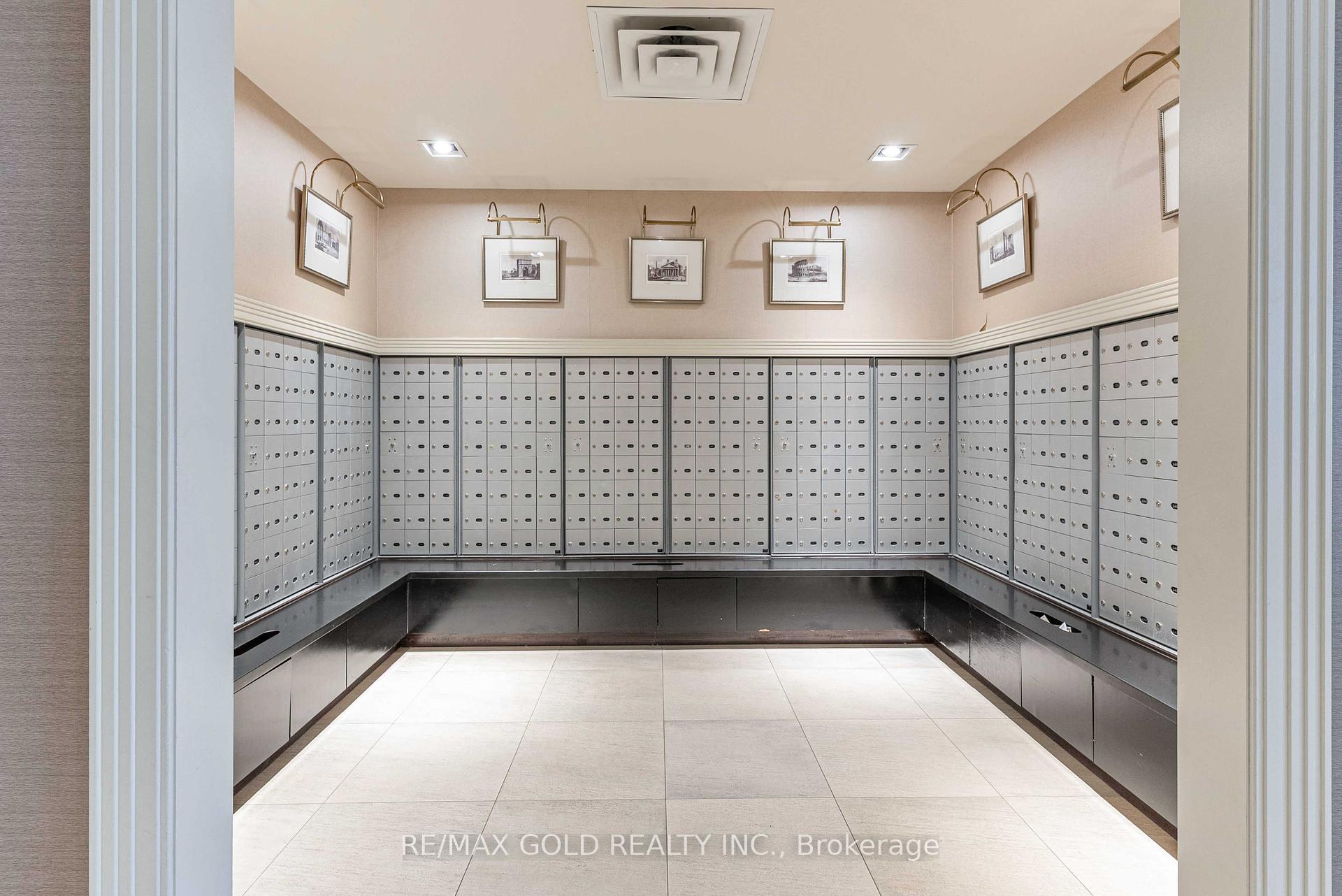2 Bedrooms Condo at 388 Prince Of Wales, Mississauga For sale