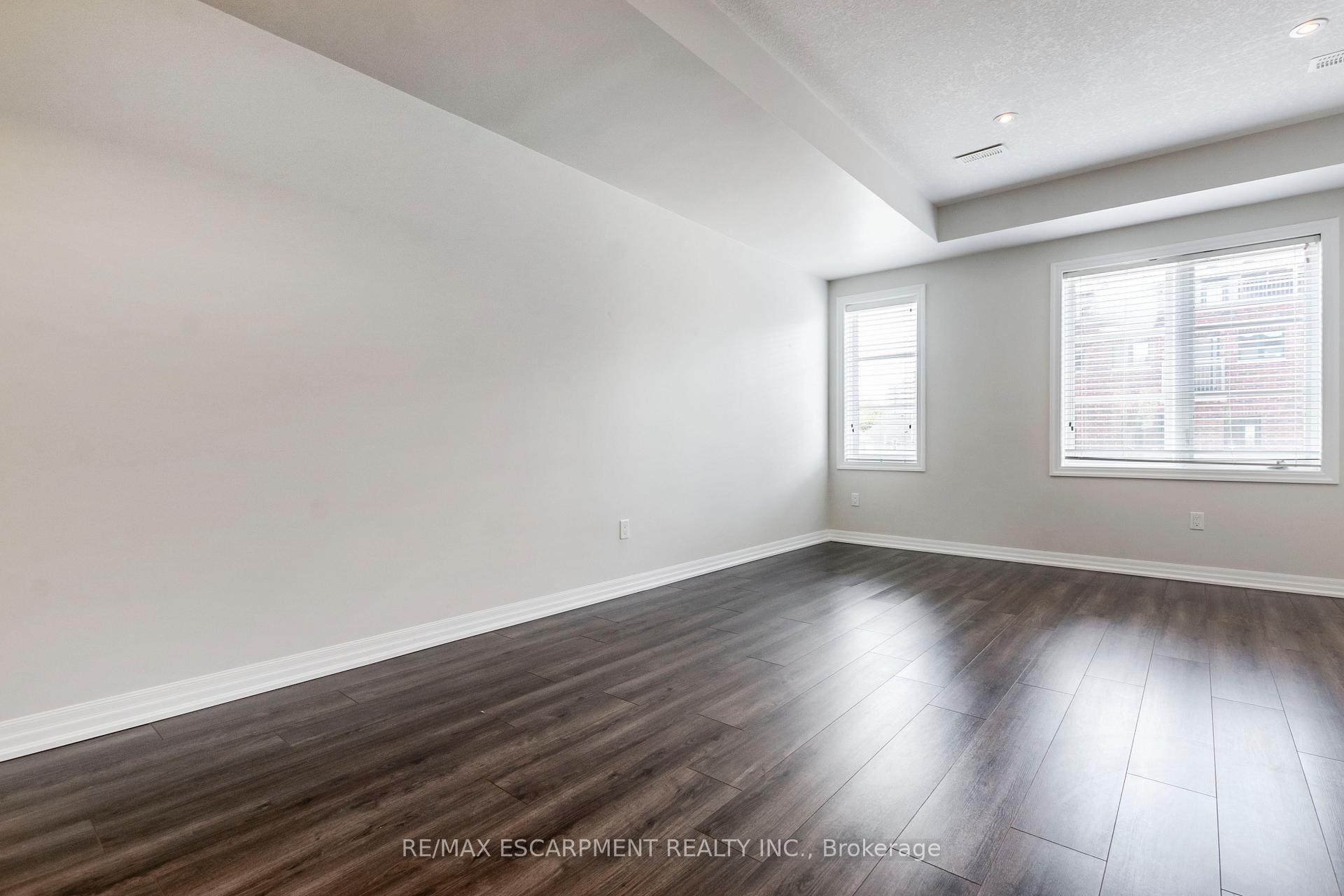 3 Bedrooms Condo at 290 Barton, Hamilton For sale