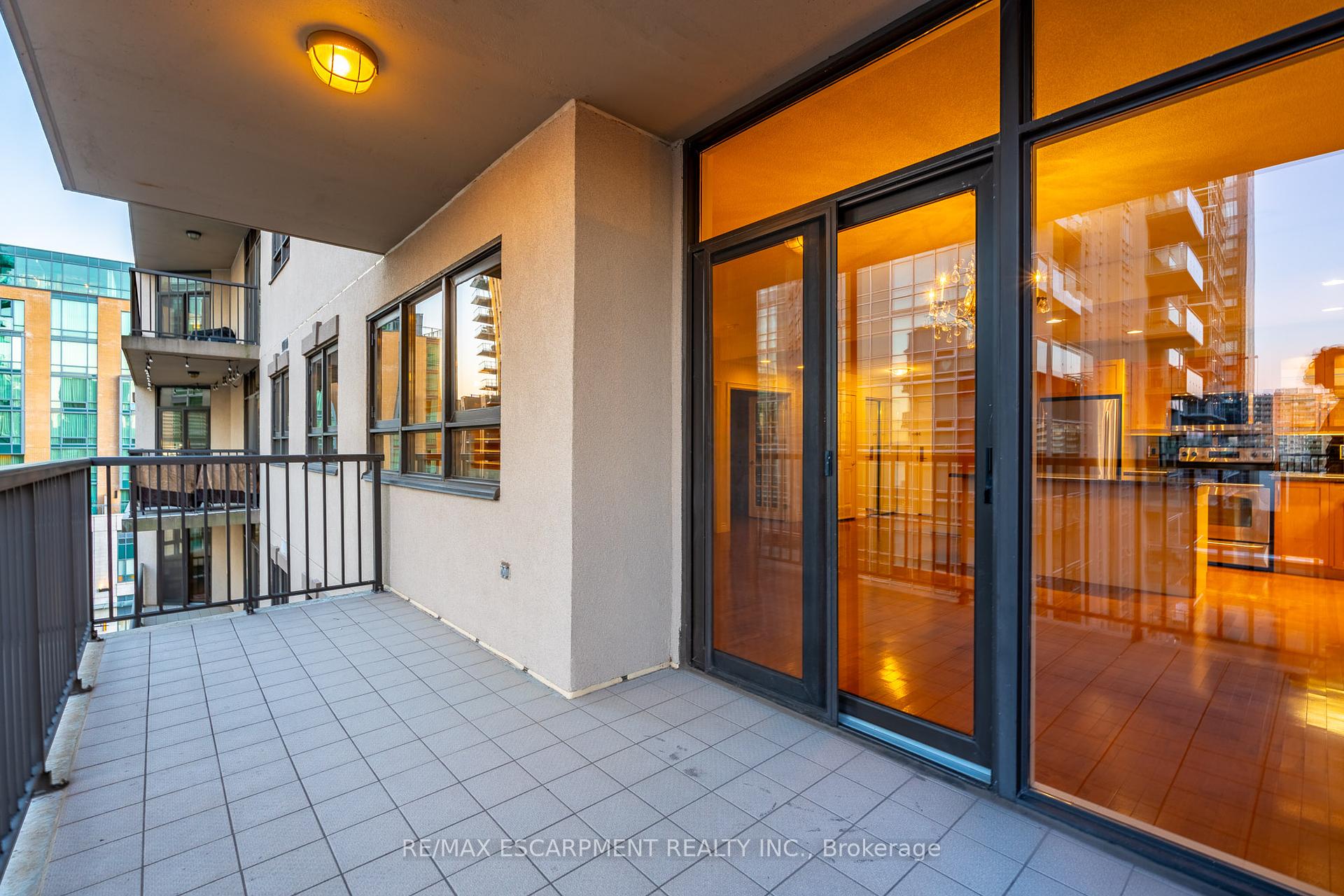 2 Bedrooms Condo at 399 Elizabeth, Burlington For sale