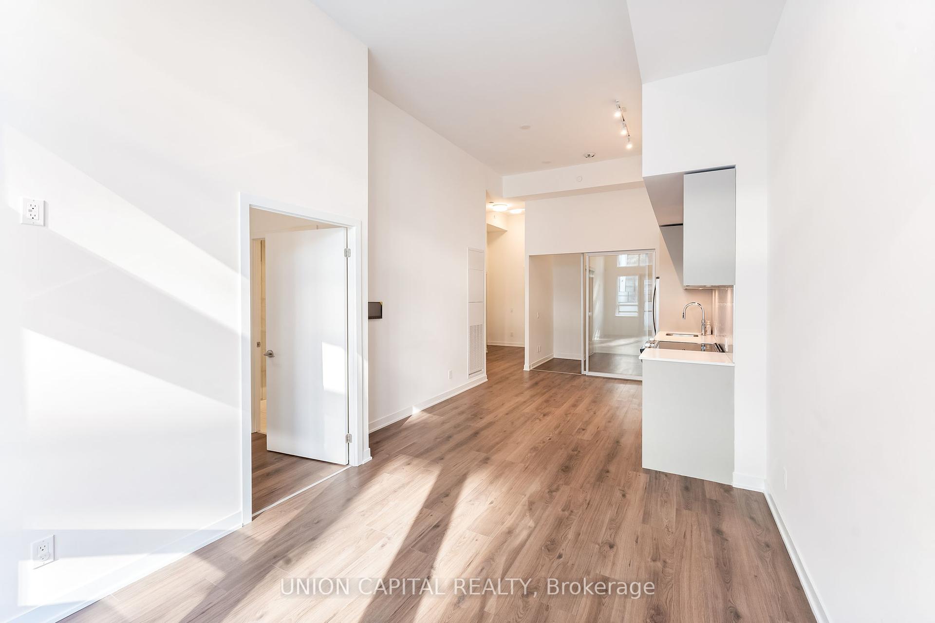 2 Bedrooms Condo at 405 Dundas, Oakville For sale