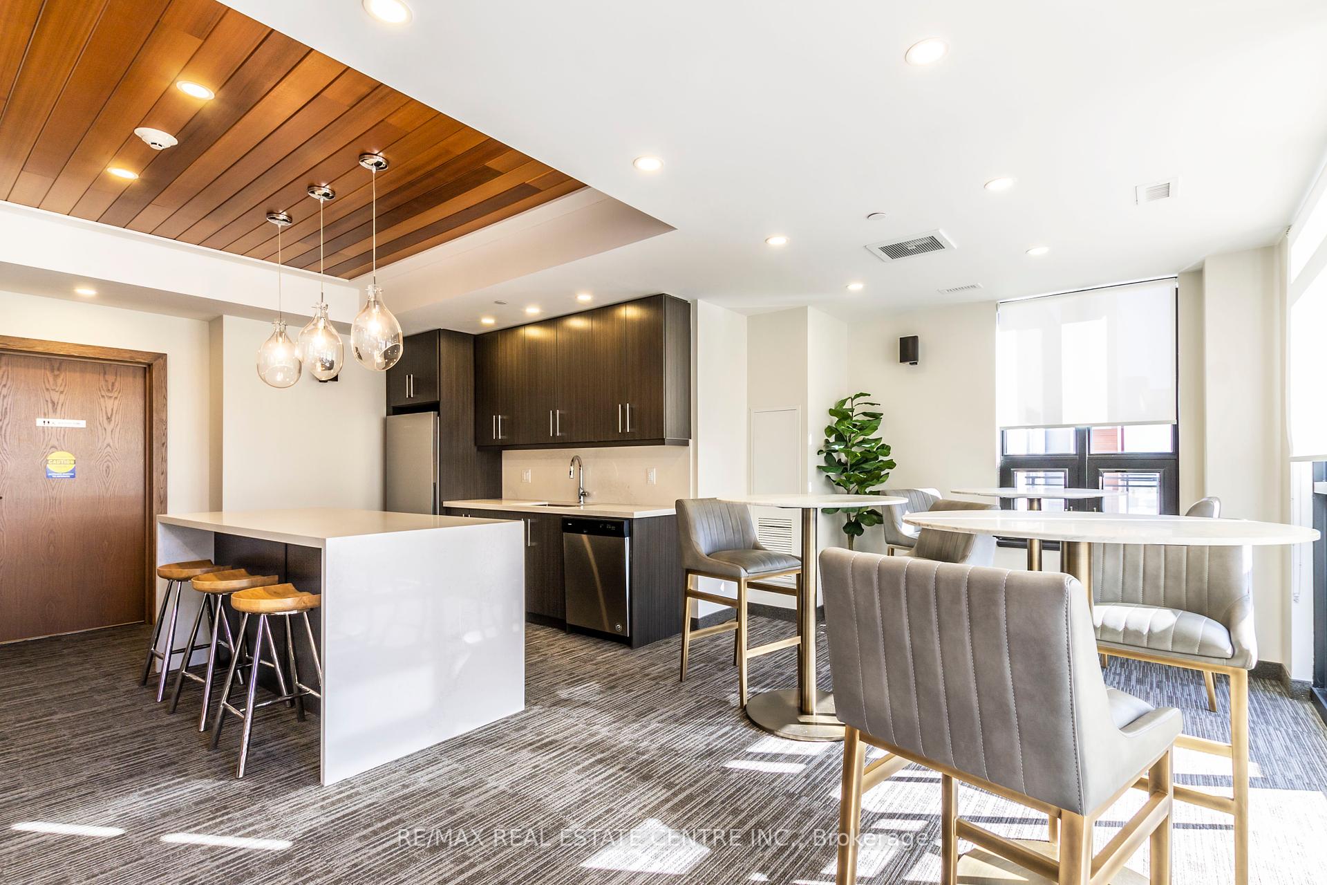 2 Bedrooms Condo at 340 Plains, Burlington For sale