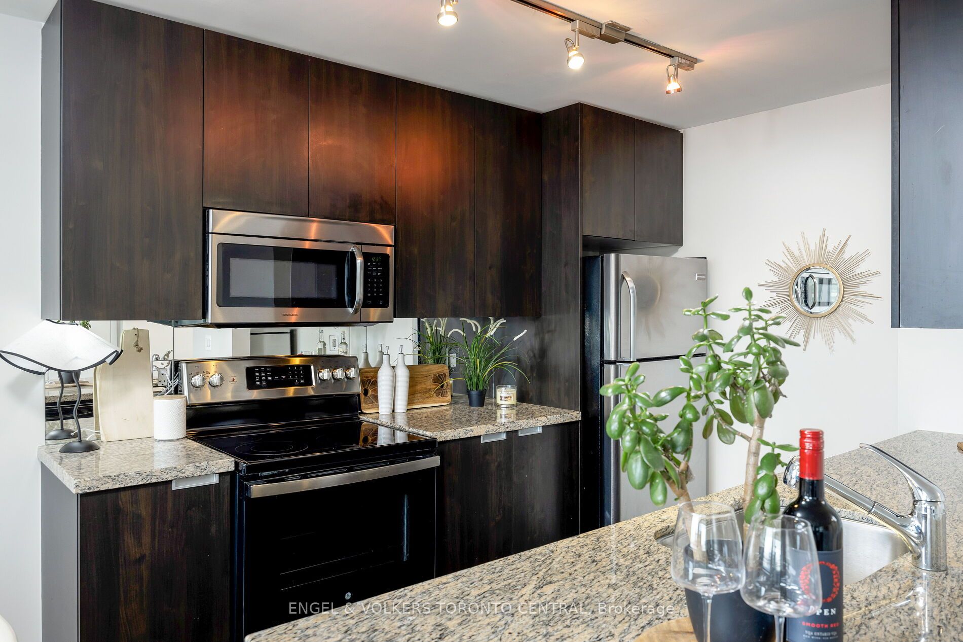 400 Wellington Street W, #1001