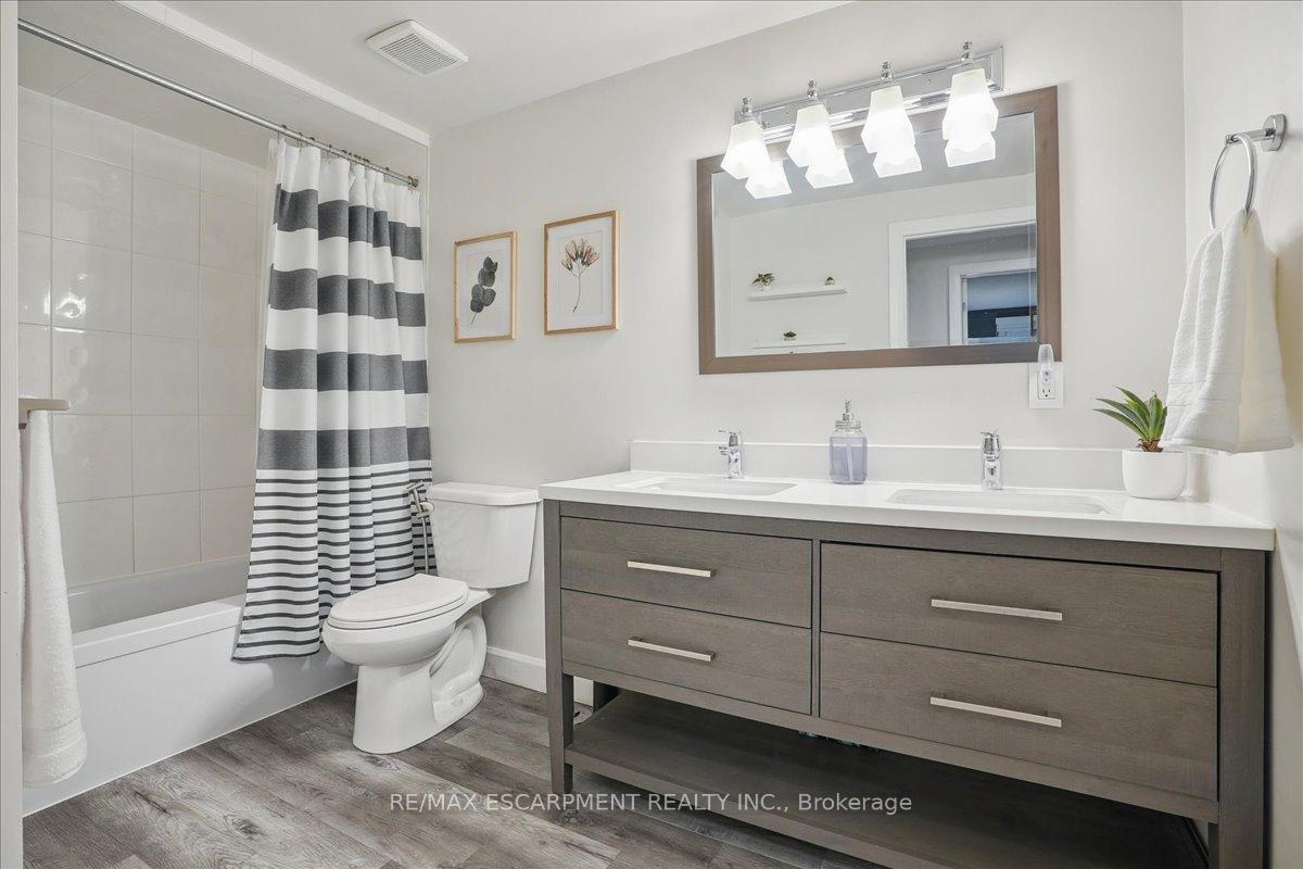 3 Bedrooms Condo at 680 Regency, Burlington For sale