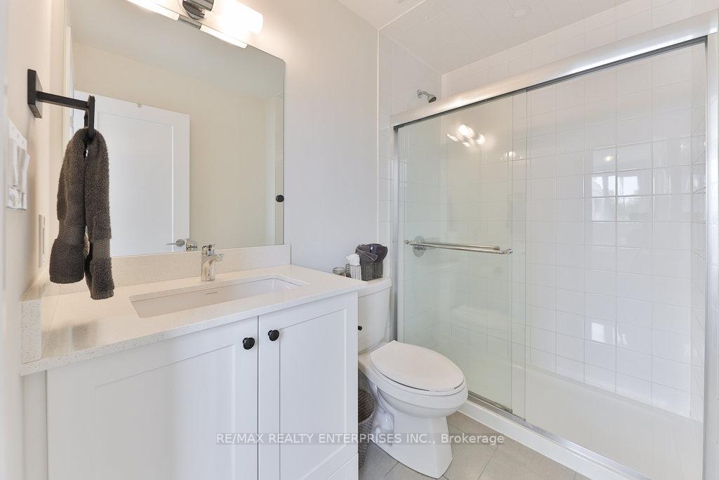 2 Bedrooms Condo at 657 Cricklewood, Mississauga For sale