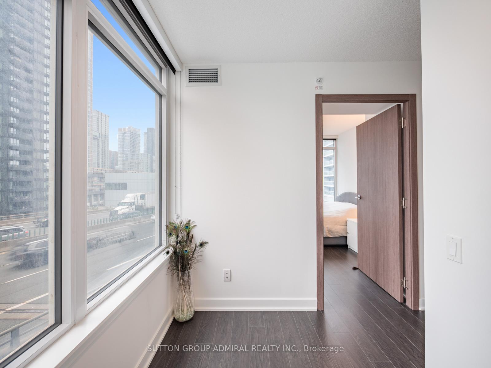 2 Bedrooms Condo at 19 Bathurst, Toronto For sale