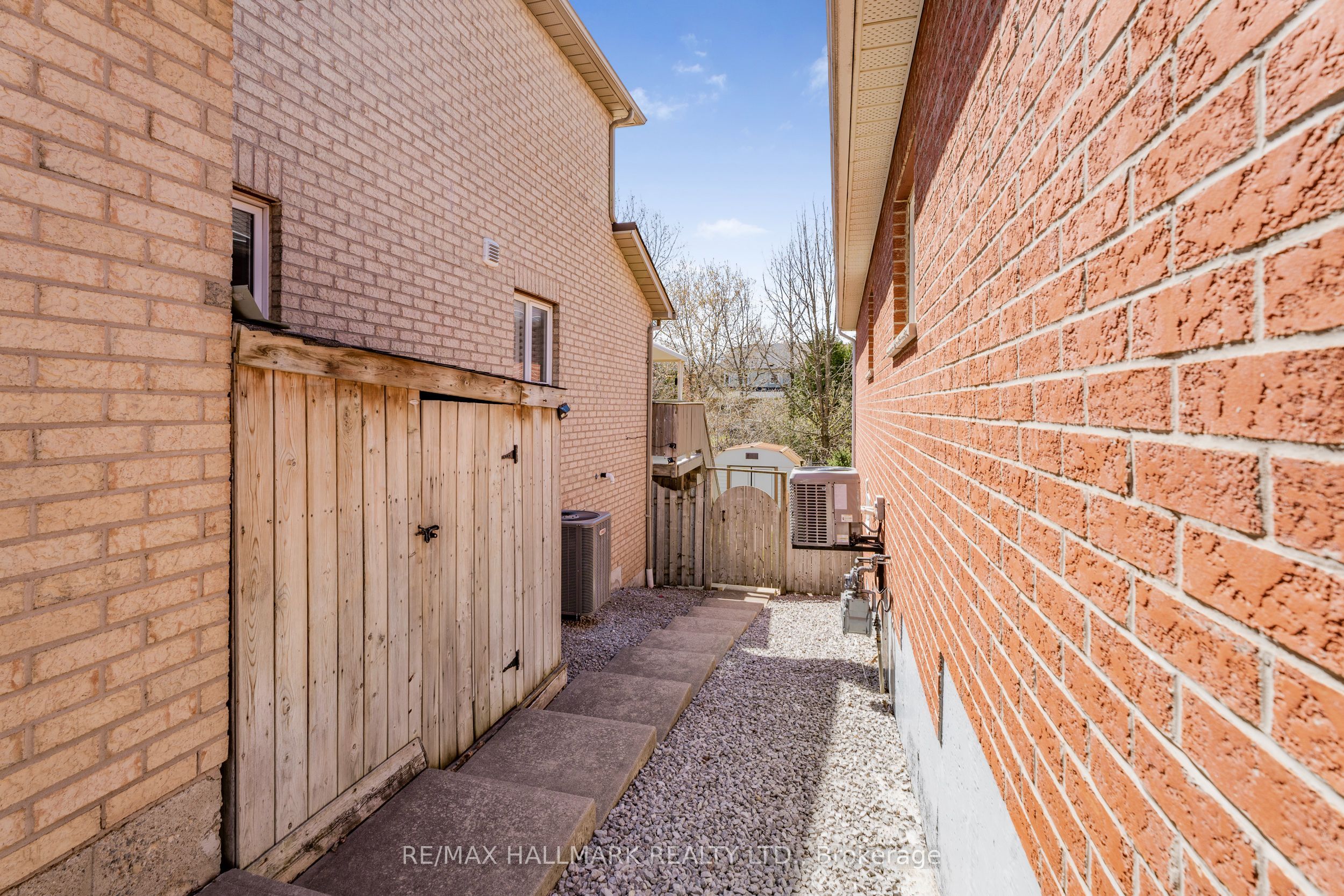 8 Arnold Crescent