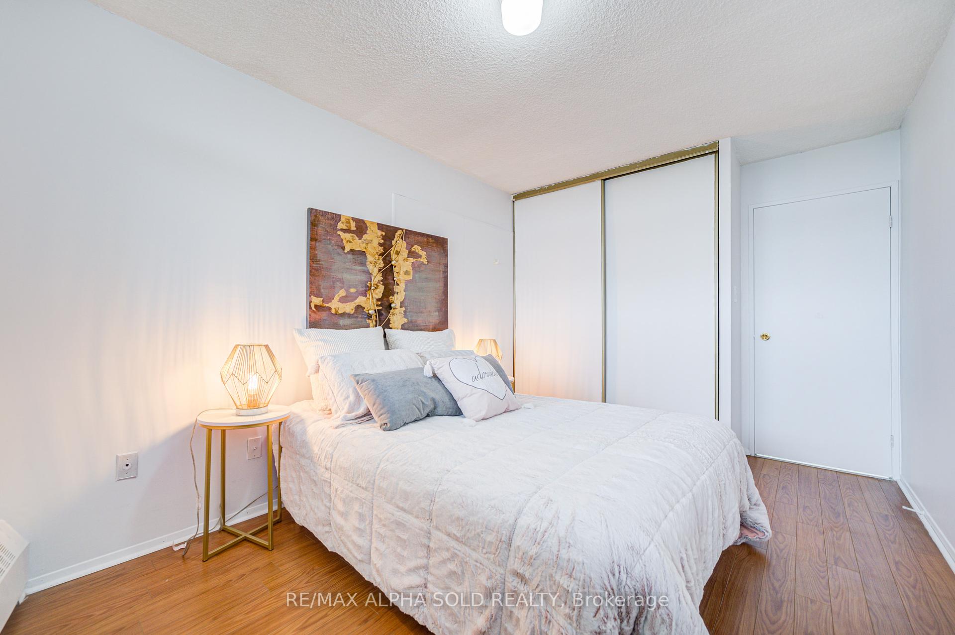 3 Bedrooms Condo at 100 Echo Point, Toronto For sale