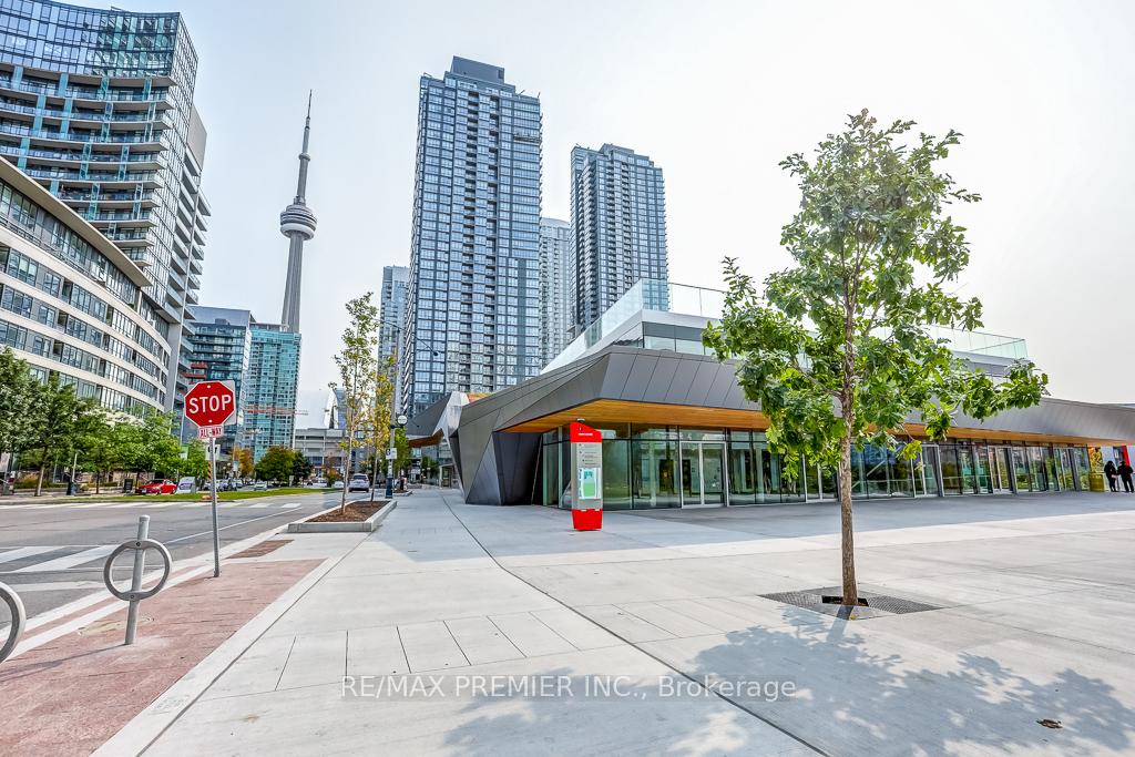 2 Bedrooms Condo at 10 Capreol, Toronto For sale