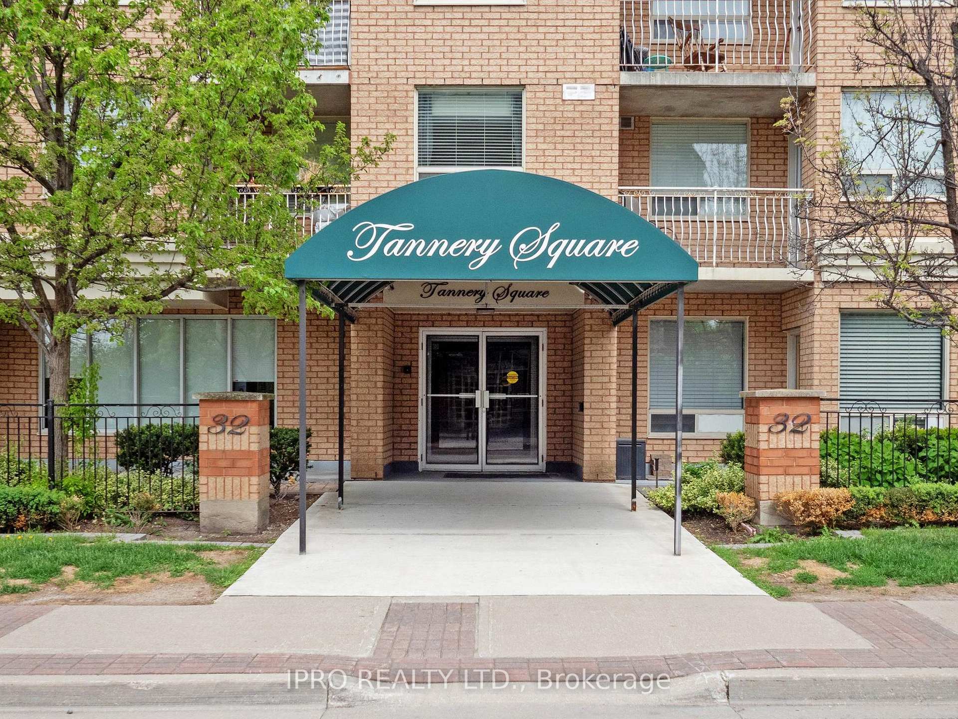 2 Bedrooms Condo at 32 Tannery, Mississauga For sale