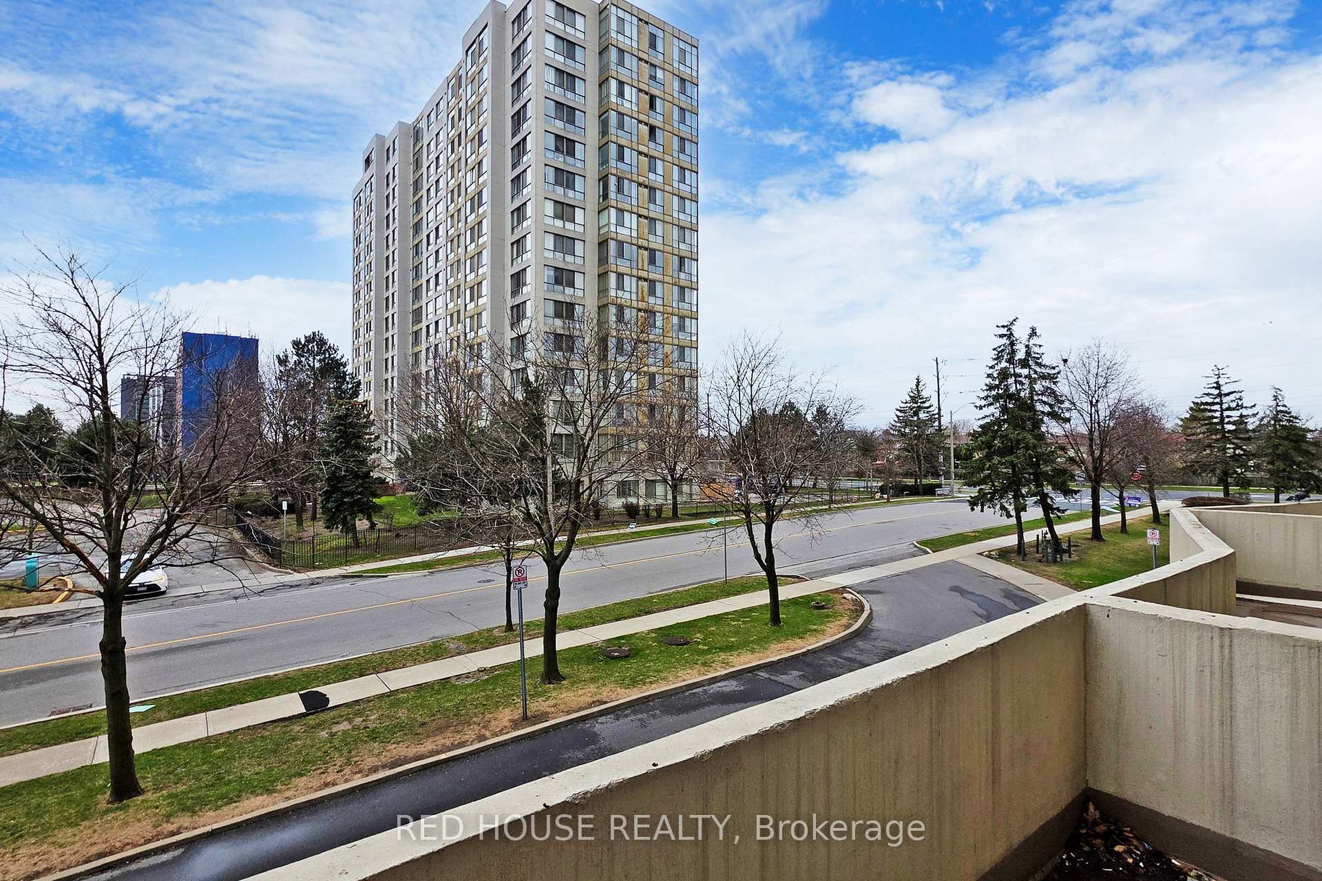 2 Bedrooms Condo at 10 Markbrook,  Toronto For sale