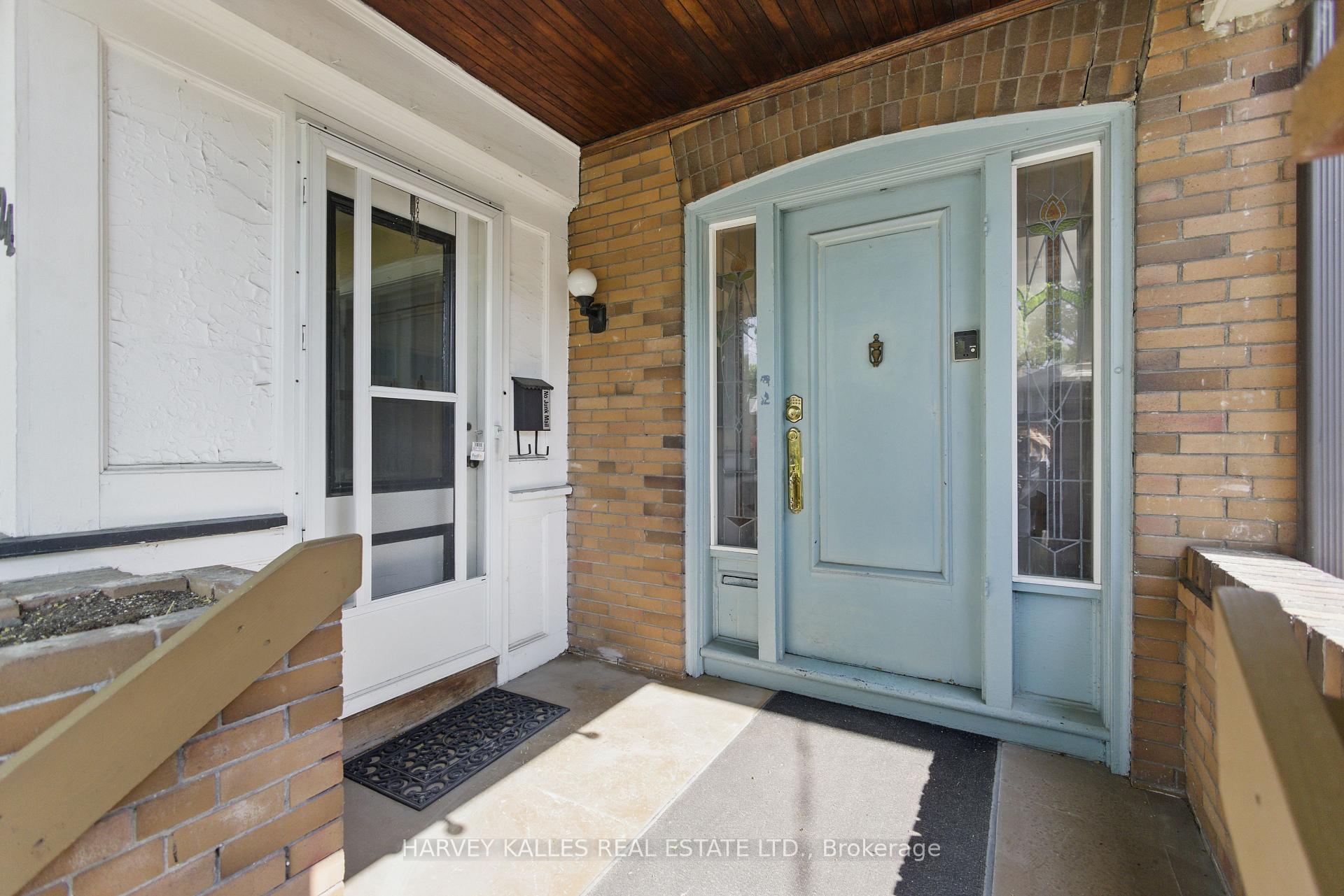 24 Yonge Boulevard
