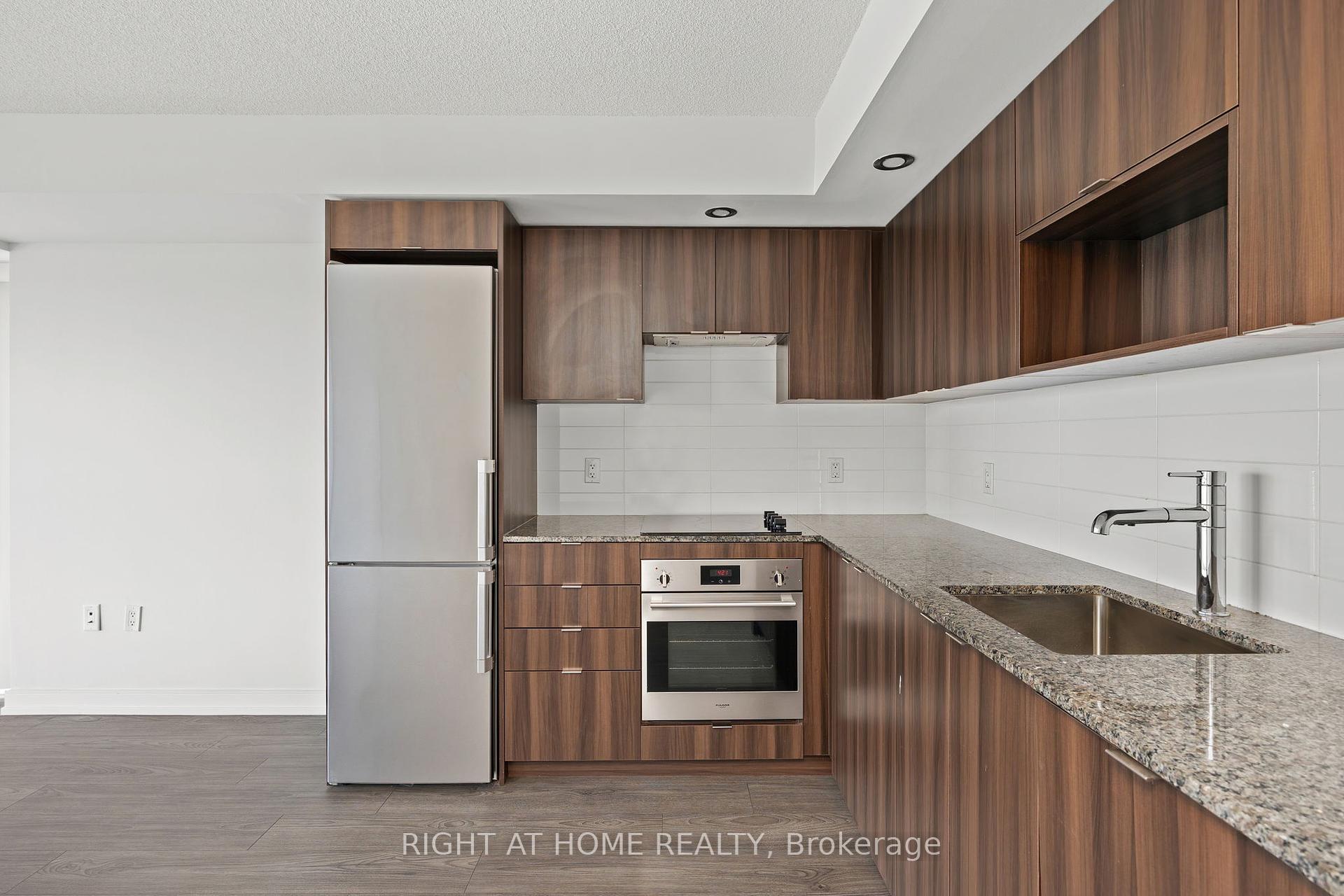 2 Bedrooms Condo at 225 Village Green, Toronto For sale