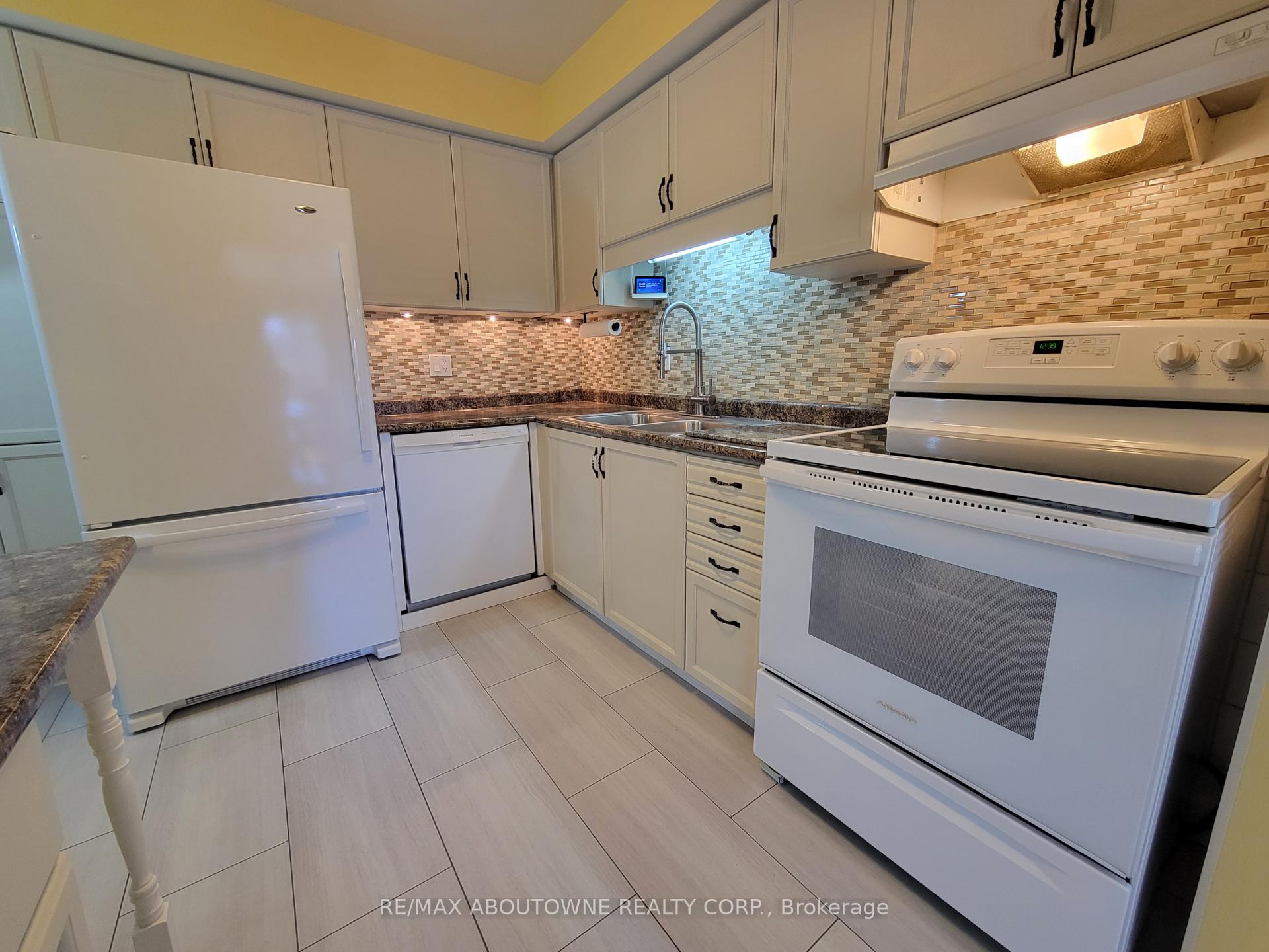 3 Bedrooms Condo at 1 Royalwood, Hamilton For sale