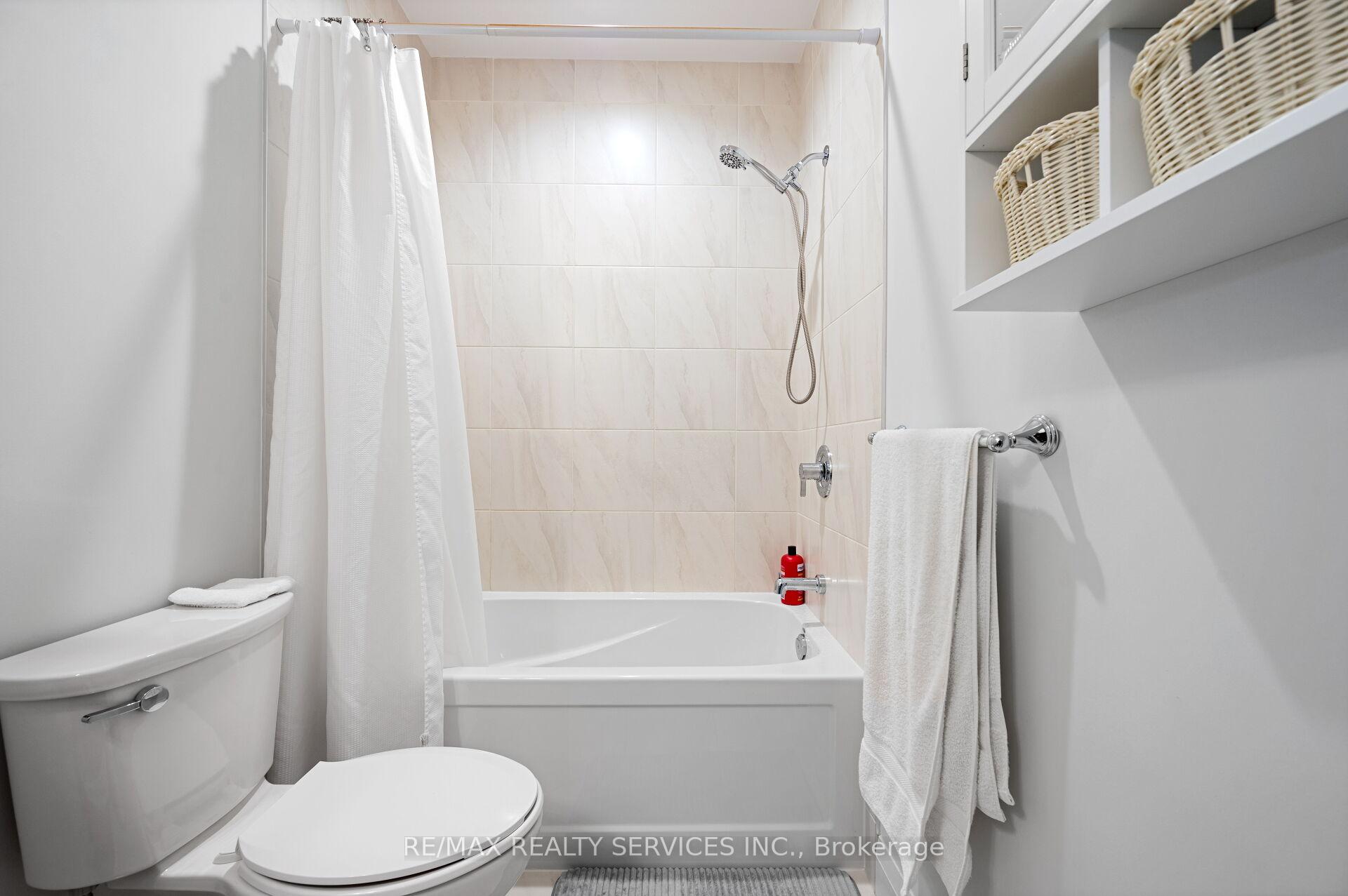 2 Bedrooms Condo at 1 Redfern, Hamilton For sale