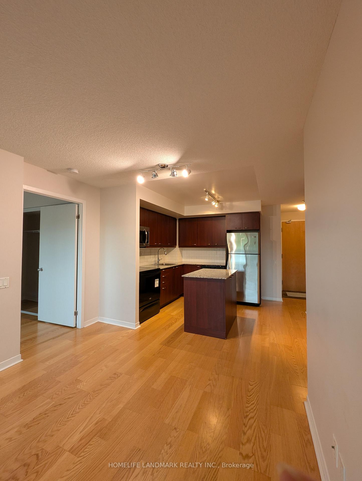 2 Bedrooms Condo at 1050 The Queensway, Toronto For sale