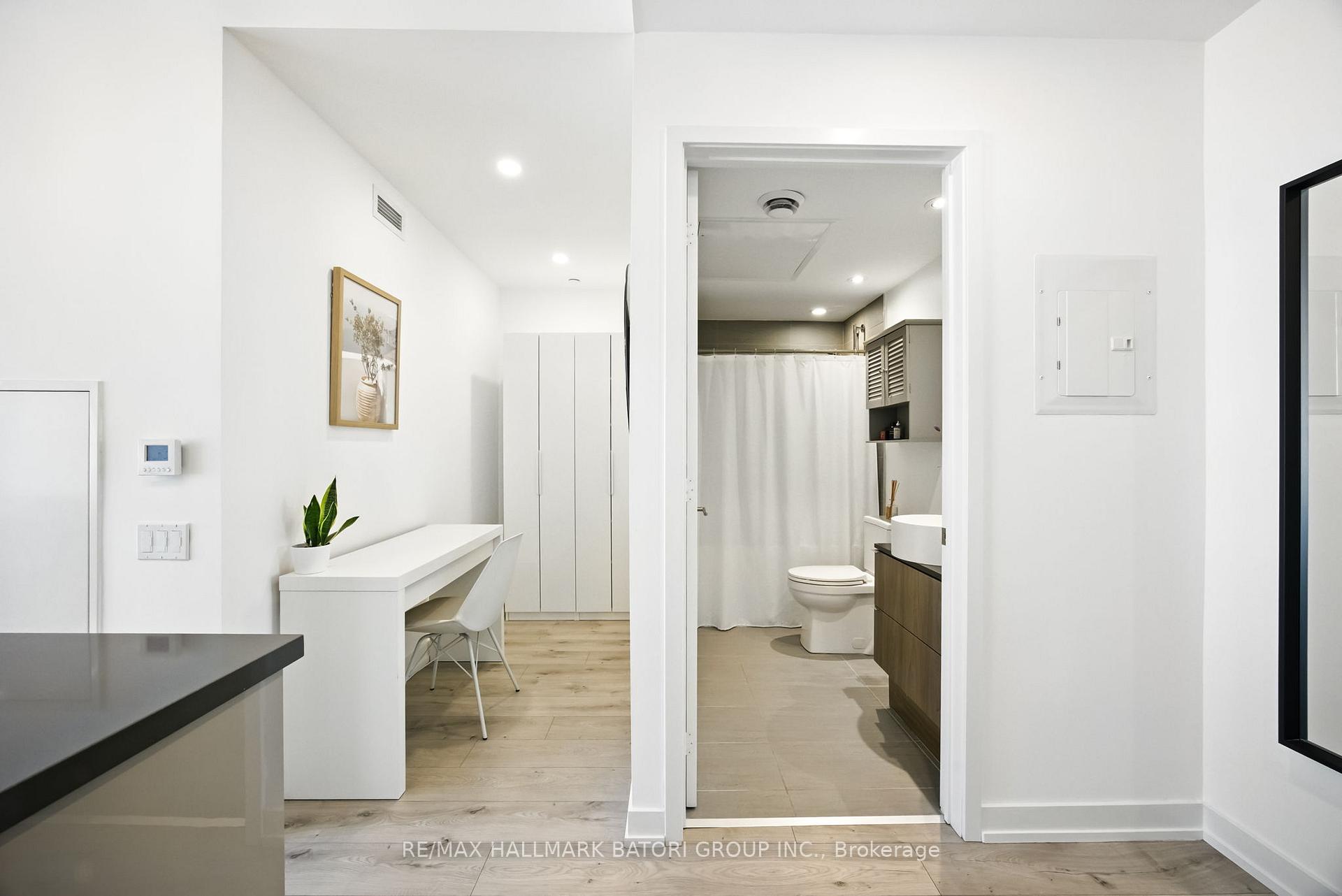 2 Bedrooms Condo at 161 Roehampton,  Toronto For sale