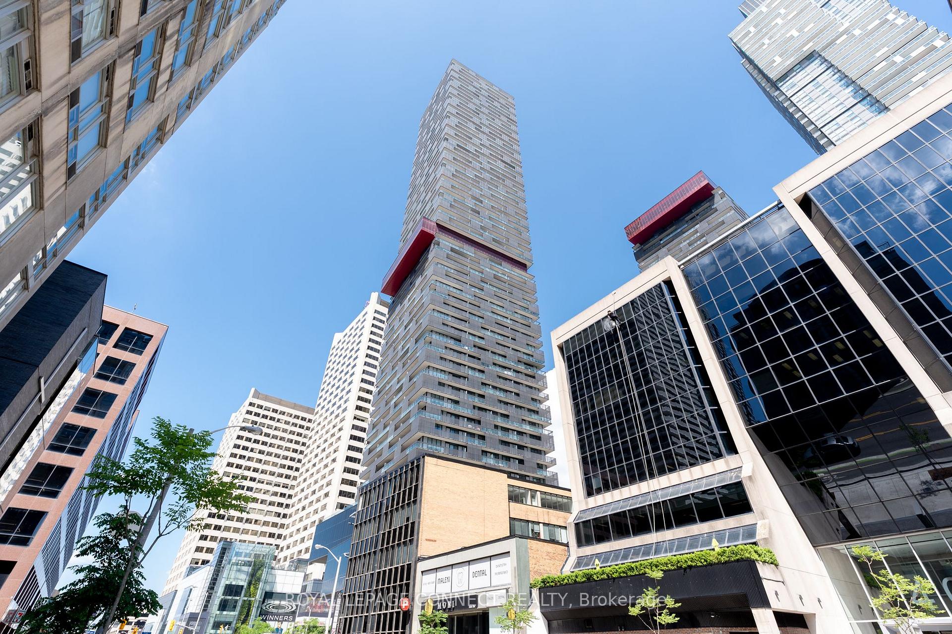 2 Bedrooms Condo at 8 Eglinton, Toronto For sale