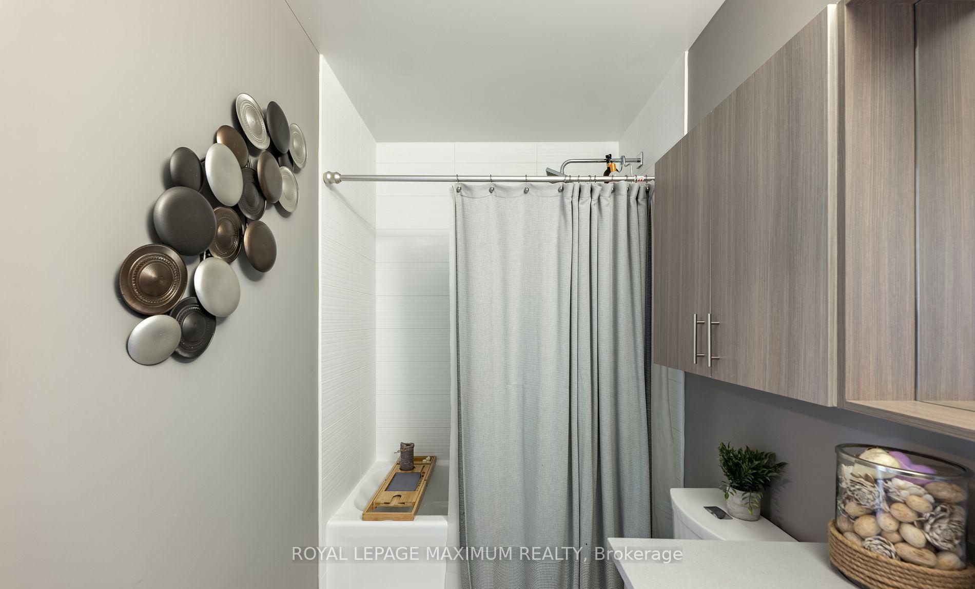 3 Bedrooms Condo at 3700 Highway 7, Vaughan For sale